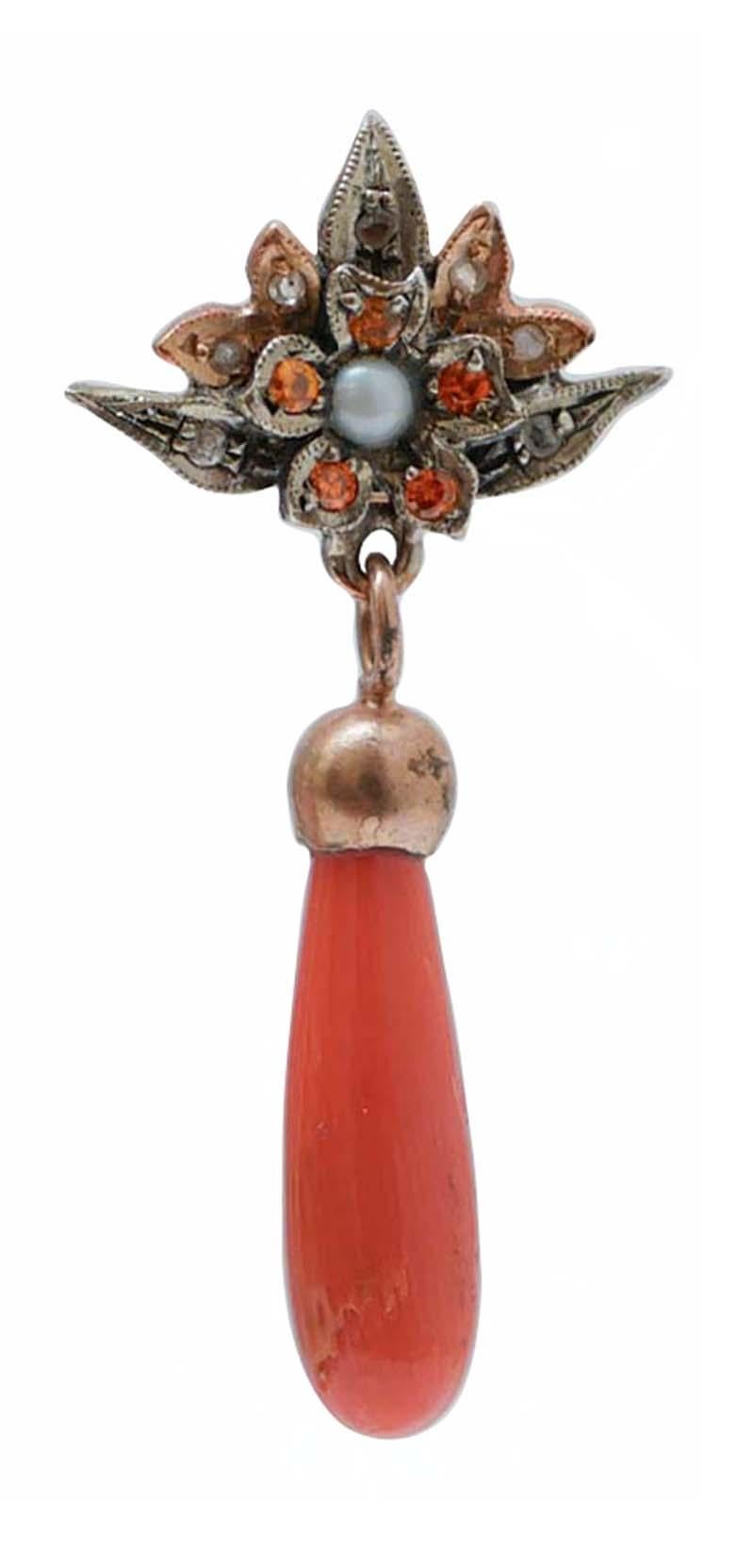 Pendientes Retrò de oro rosa de 9 quilates y estructura de plata montada con hojas tachonadas de diamantes y piedras multicolores con una perla central. Como colgante, una gota de coral.
Estos pendientes fueron hechos totalmente a mano por maestros