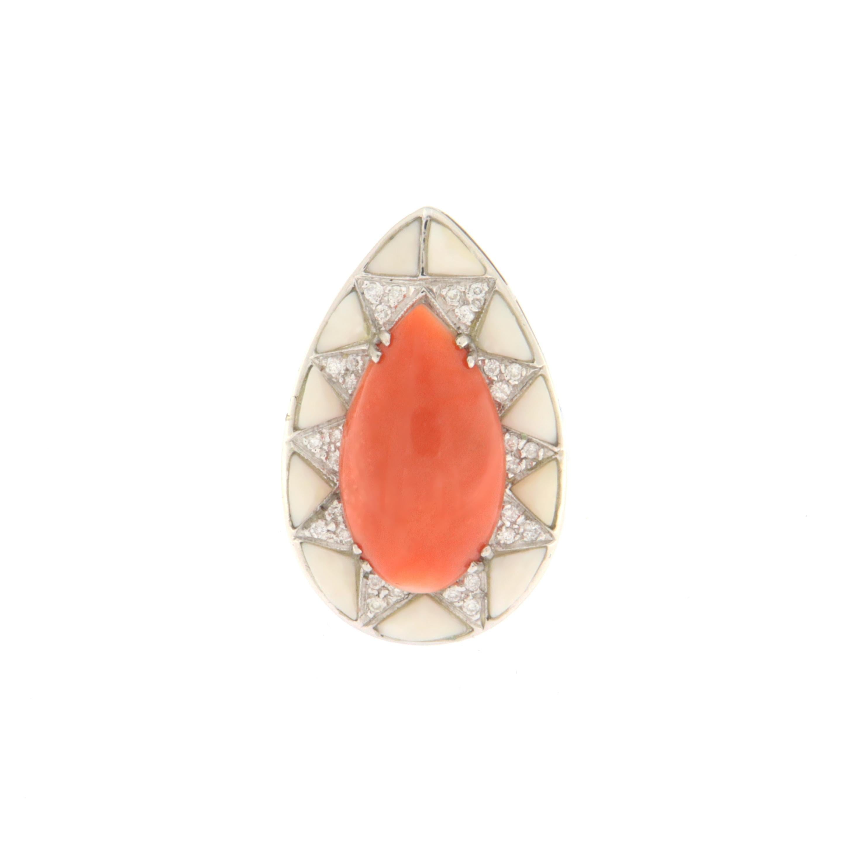 Coral Diamonds White Agate 18 Karat White Gold Cocktail Ring In New Condition For Sale In Marcianise, IT