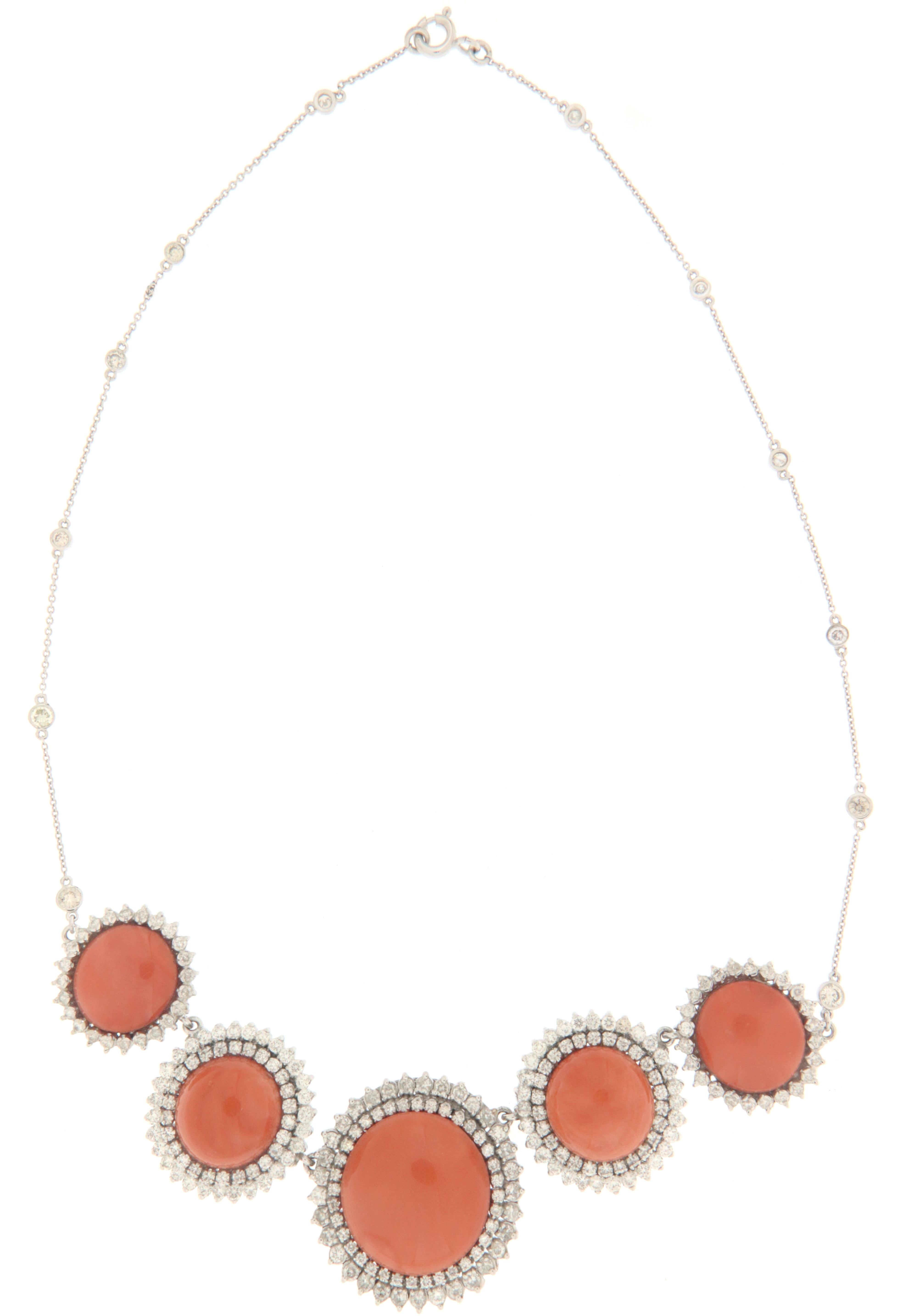 Delicate necklace made entirely by hand by artisans in southern Italy composed in 18-karat white gold, natural diamonds and natural corals that enrich the design.
A simple jewel to use in any circumstance, delicate to the touch, suitable for the