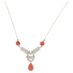 Collier à pendentif en or blanc 18 carats avec corail et diamants