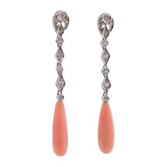 Pendientes de coral, diamantes y oro blanco.