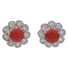 Pendientes de coral, diamantes y oro blanco.