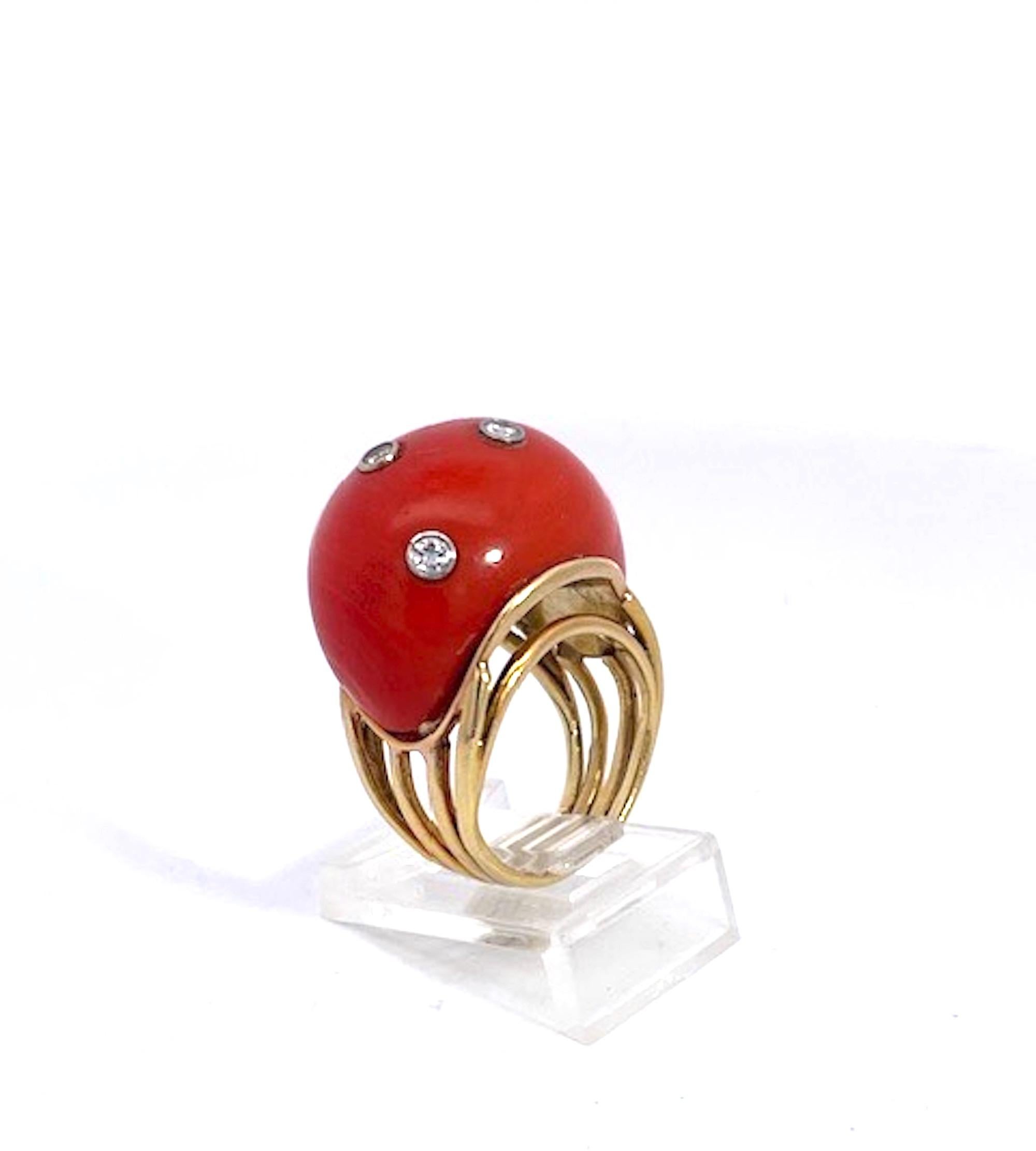 Questo anello di corallo ha una forma a cupola alta ed è in oro giallo 14K.  L'anello viene inserito con  cinque (5) diamanti da 0,10 per un totale di 0,50 carati.  Il colore di questo anello è un bellissimo corallo arancione intenso.  Questo anello