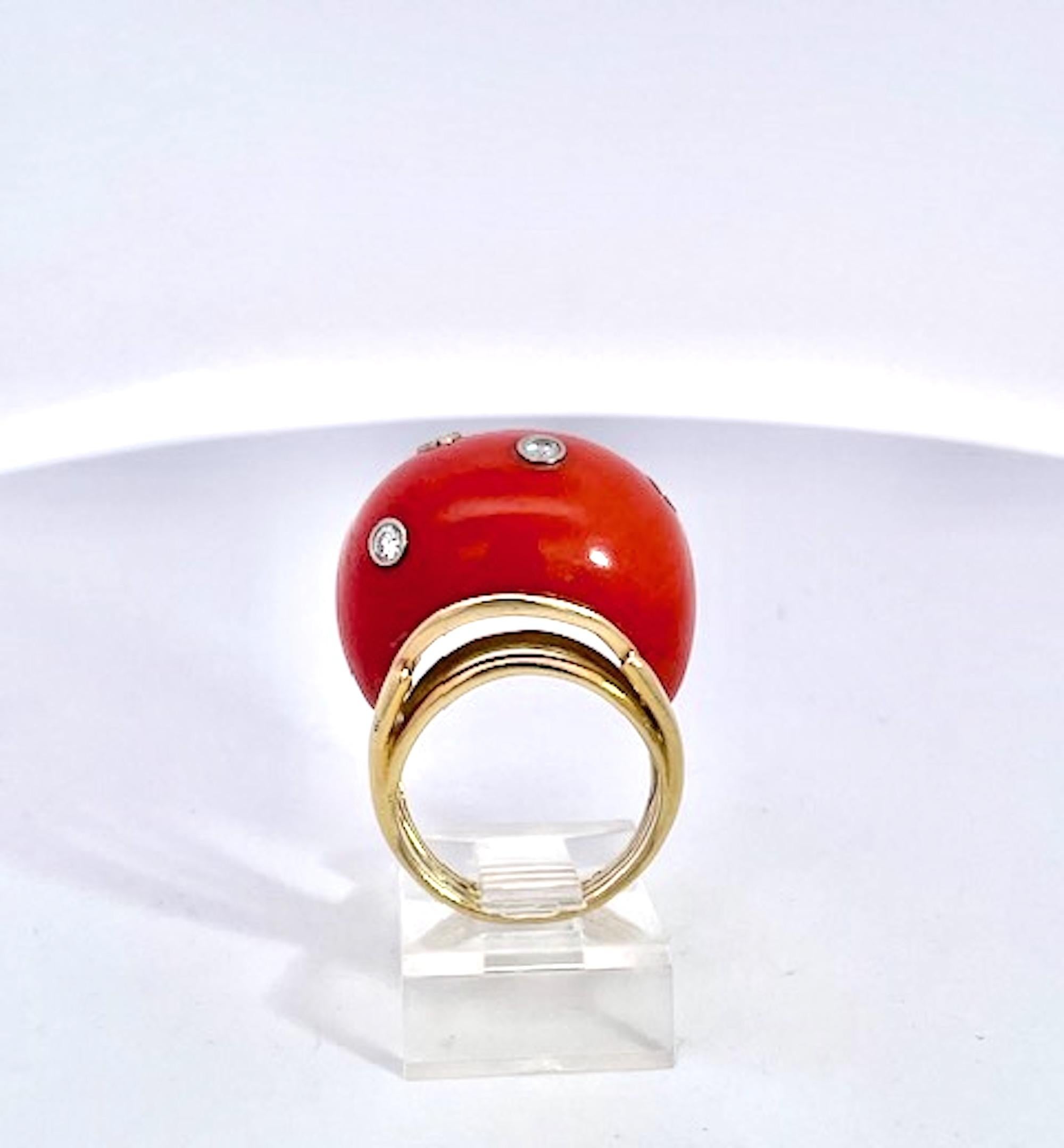 Moderno Anello a cupola di corallo con diamanti 14K in vendita