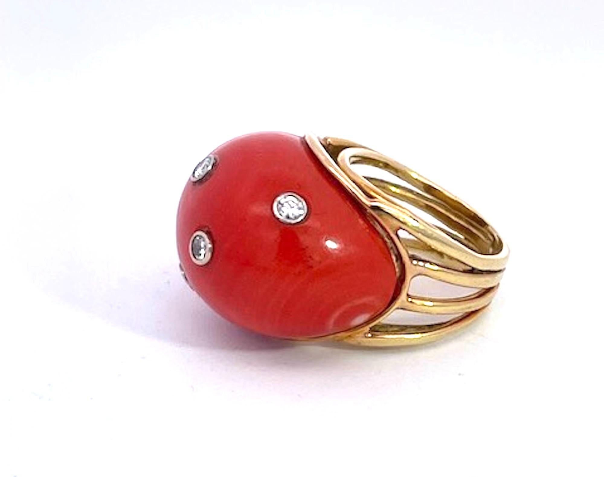 Taglio rotondo Anello a cupola di corallo con diamanti 14K in vendita