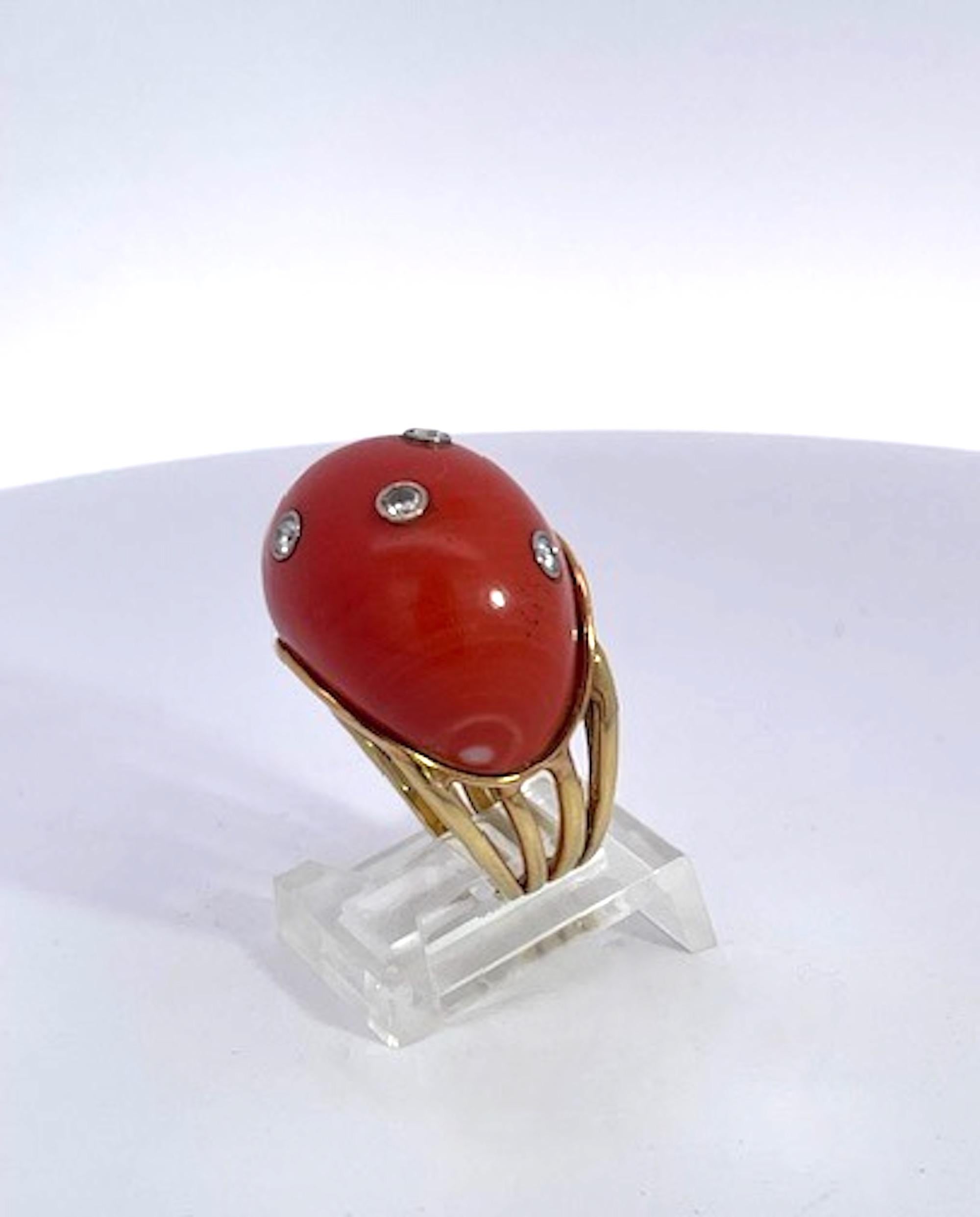 Donna Anello a cupola di corallo con diamanti 14K in vendita