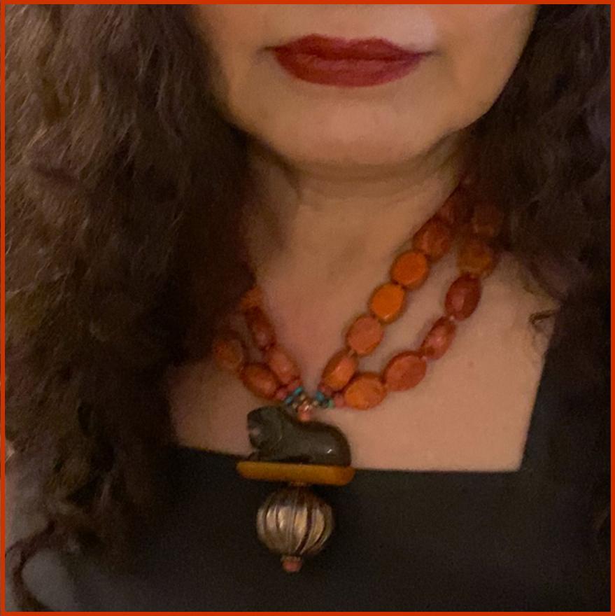 Questa è una collana di corallo unica nel suo genere con ciondolo a forma di leone. Nouveau Boutique ha creato questa collana a doppio filo con pepite di corallo spugna, perline di corallo sfaccettate e una chiusura ad alamari in ottone. Presenta un