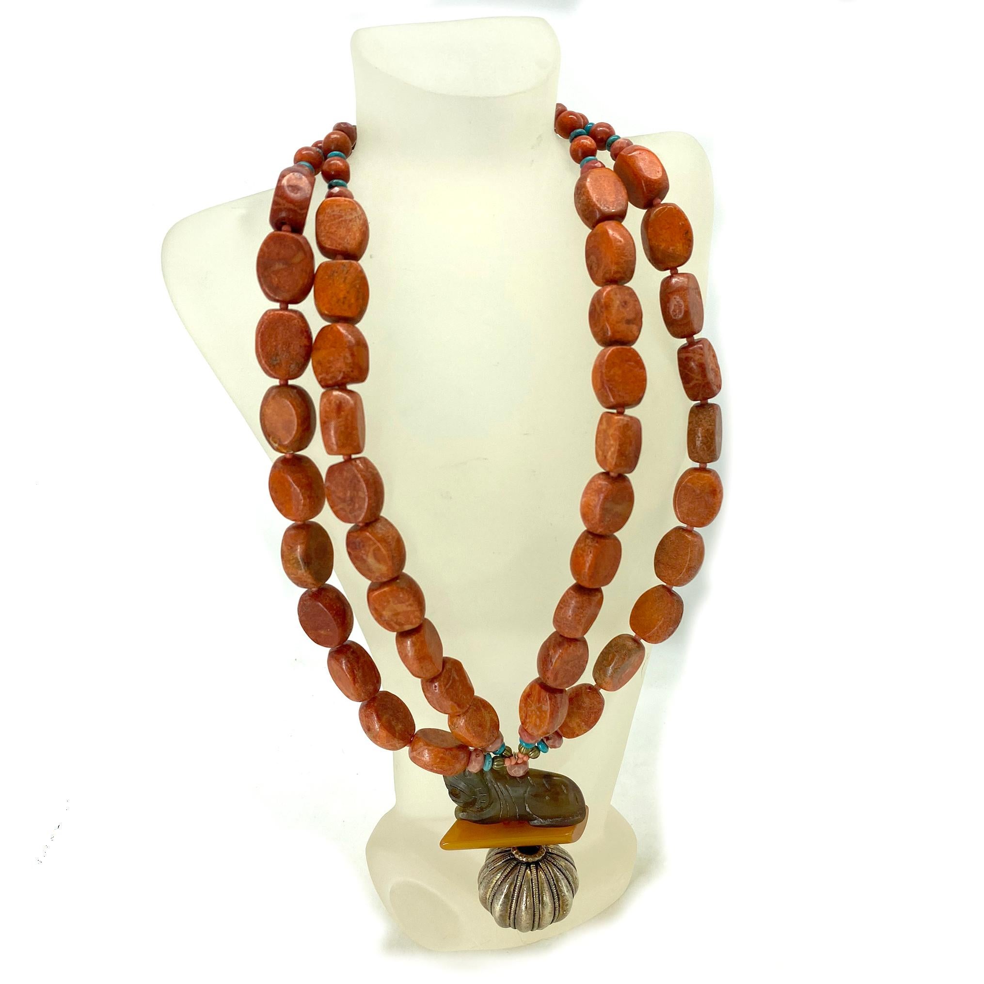 Collana a doppio filo in corallo con ciondolo a forma di leone in pietra in vendita 1