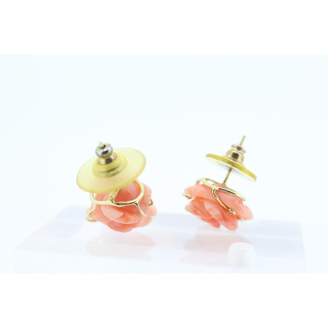 Vintage
Materiales: Oro
Piedra preciosa: Coral

Localización: Lóbulo de la oreja

Pendientes de coral con un poste de 14k.

Maravillosa Flor de Rosa Floreciente Tallada.

Con matrícula de 14 quilates. Prueba como oro de 14 quilates.

Detalles:
4,3