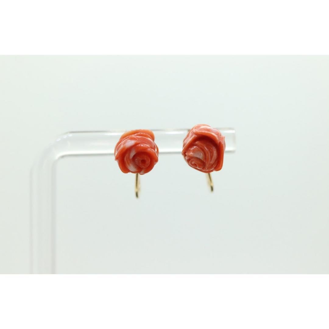 Vintage
Materials: Gold
Gemstone: Coral

Location: Earlobe

About this item

Coral earrings with a 14k post. For Non Pierced ears clip ons.

Wonderfully Carved Blooming Rose Flower.

Hallmarked 14k. Tests as 14k Gold.

Details:
2.5grams total