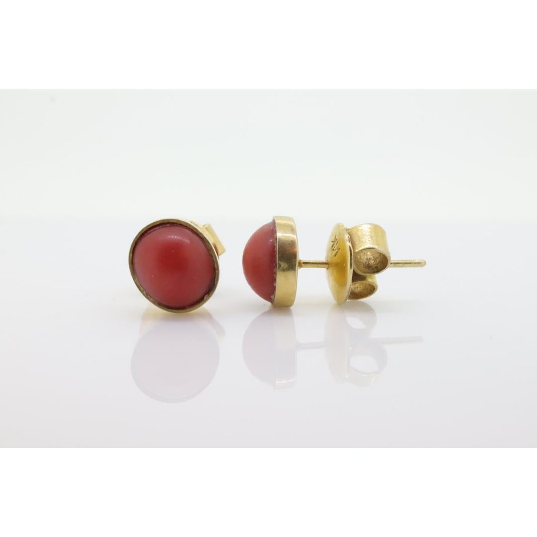 Vintage
Materials: Gold
Gemstone: Coral

Location: Earlobe

Coral earrings with a 14k post. Bezel design.

Wonderful Orange color.

Hallmarked 14k. Tests as 14k Gold.

Details:
2.6grams total weight
Deep Orange color
7mm by 8mm corals