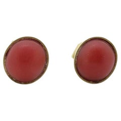 Korallen-Ohrringe. 14k Koralle Orange STUD-Ohrringe. Koralle Cabochon Lünettenfassung Design.
