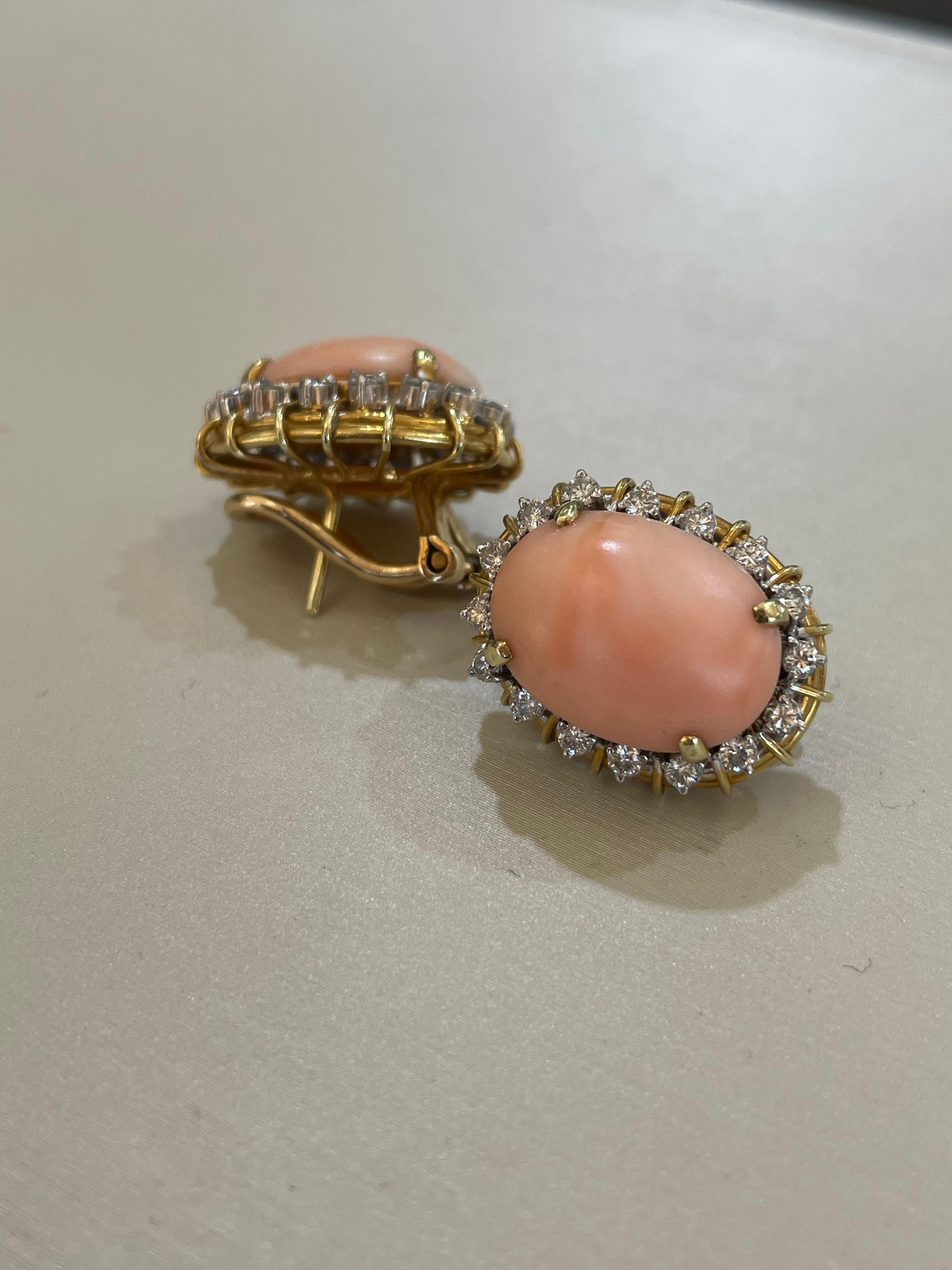 Preciosos Pendientes de Coral engastados en oro amarillo de 14k. Están rodeados de 0,64 quilates de diamantes naturales. Los pendientes miden 20,39 mm de arriba abajo y 16,21 mm de lado a lado.