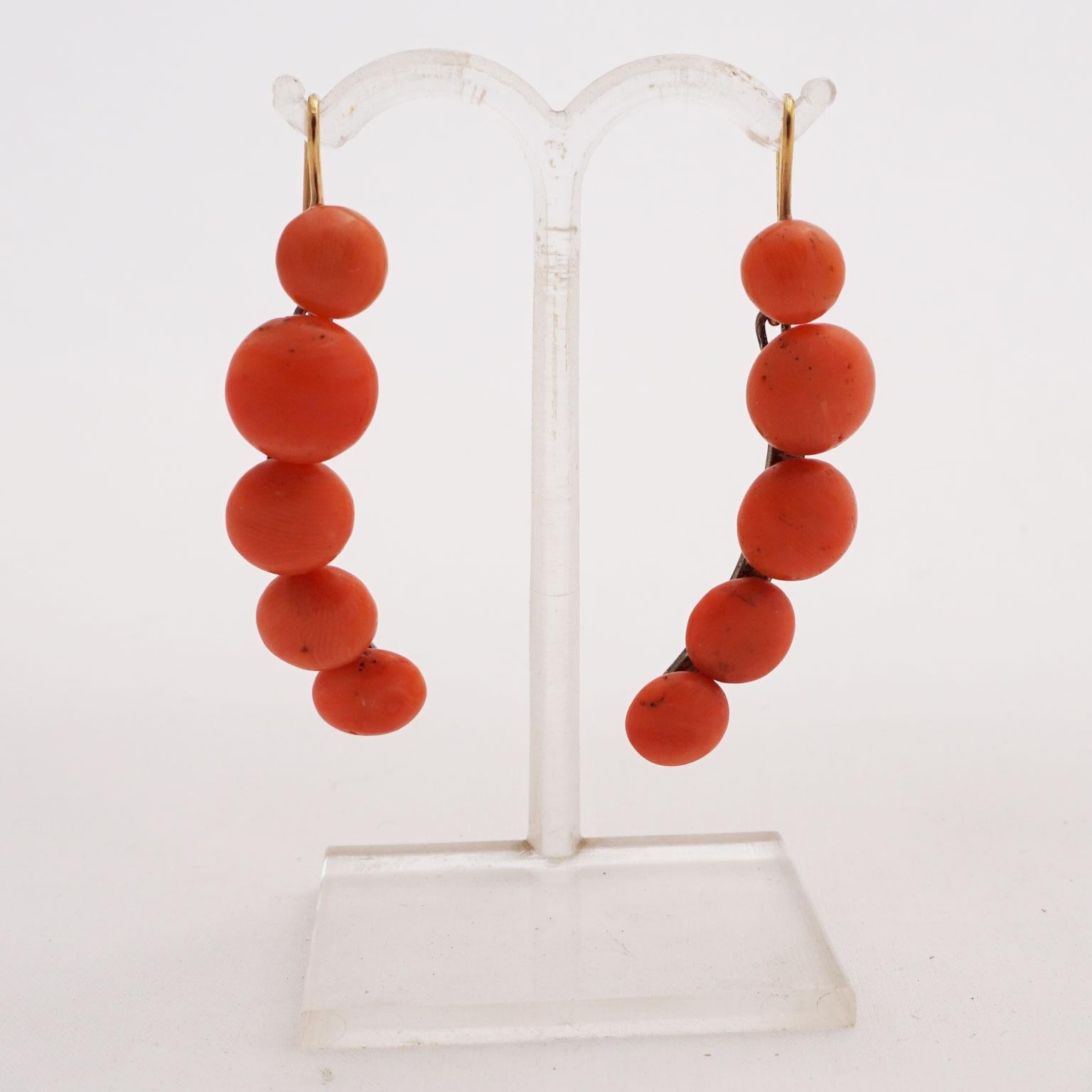 Coral earrings in hanging form

This pair of earrings made of delicate pink coral caresses the face of its wearer in a very graceful way. Four flat pearls each are fixed on an anatomically curved splint on 925 sterling silver. The more recent Brisur