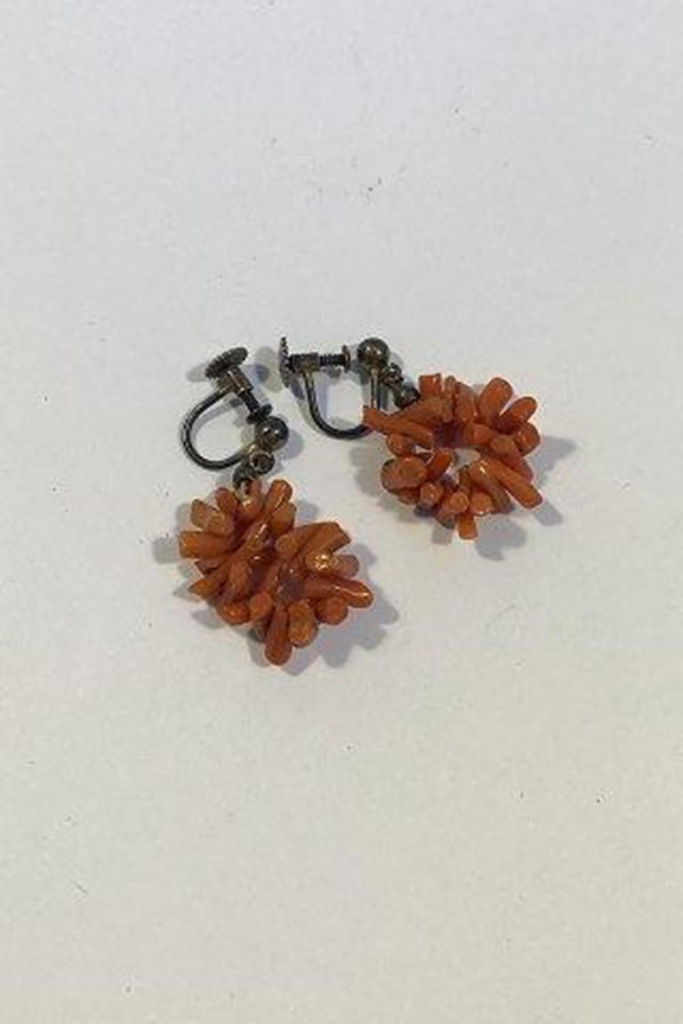 Coral Earrings with Silver-screws.

Measures 3 cm(1 3/16 in).