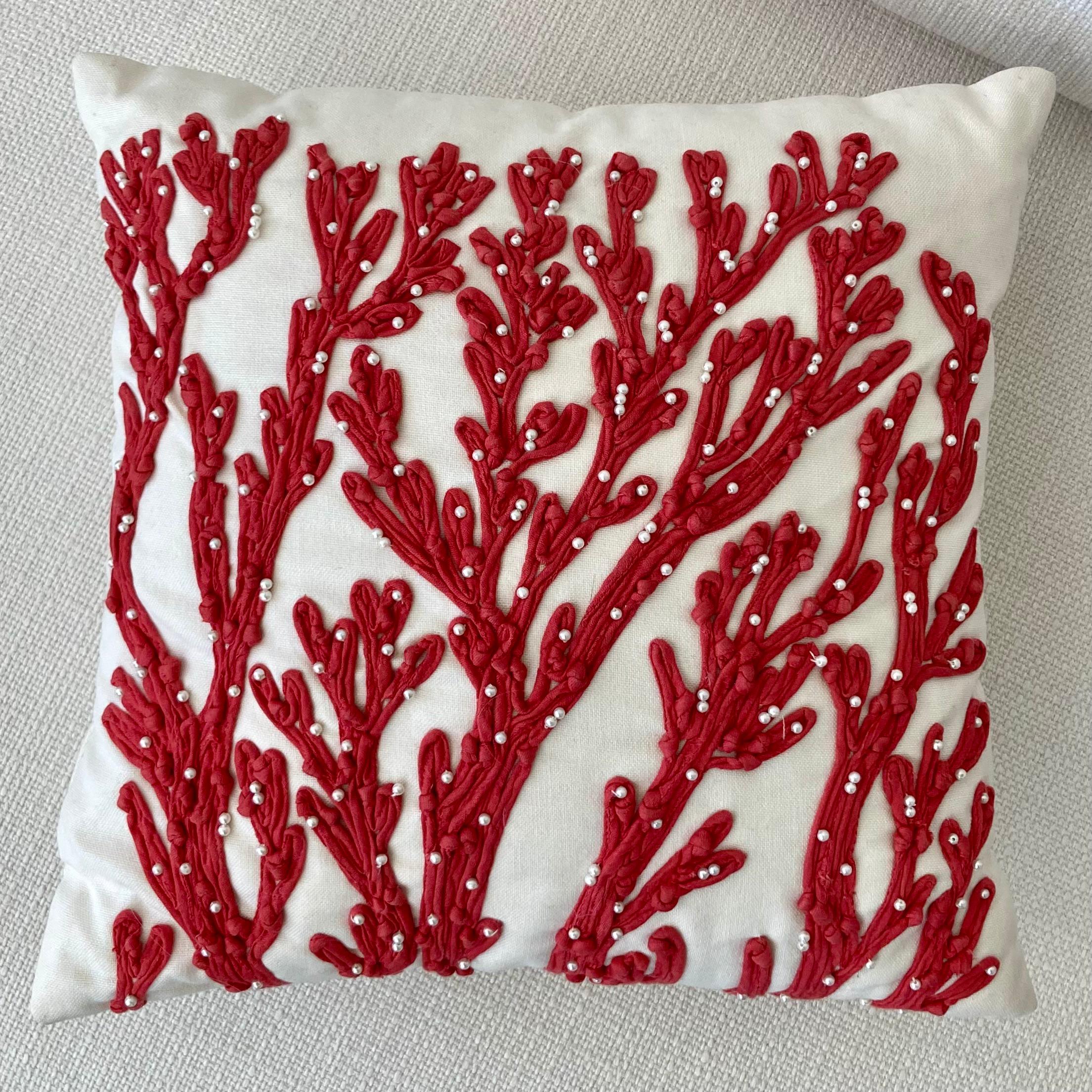 Bellissimo e divertente cuscino ricamato in corallo. Un'ottima aggiunta ai tuoi interni di ispirazione boho chic. Qualche macchia dovuta all'età ma splendidi dettagli ricamati.