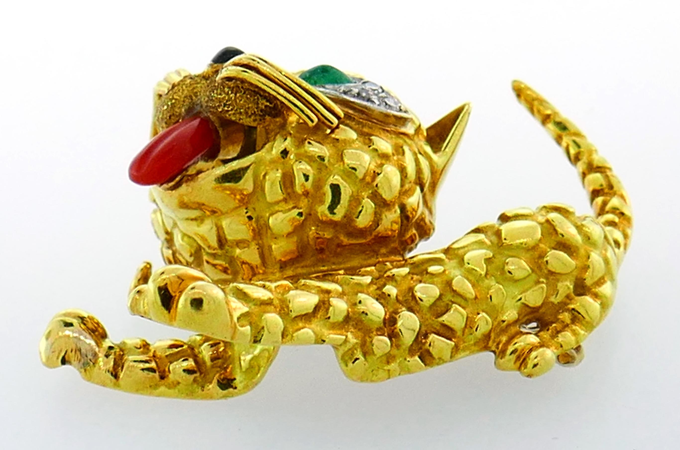 Koralle-Smaragd-Diamant-Gelbgold-Katzenbrosche Clip, Französisch, 1950er Jahre im Zustand „Hervorragend“ im Angebot in Beverly Hills, CA