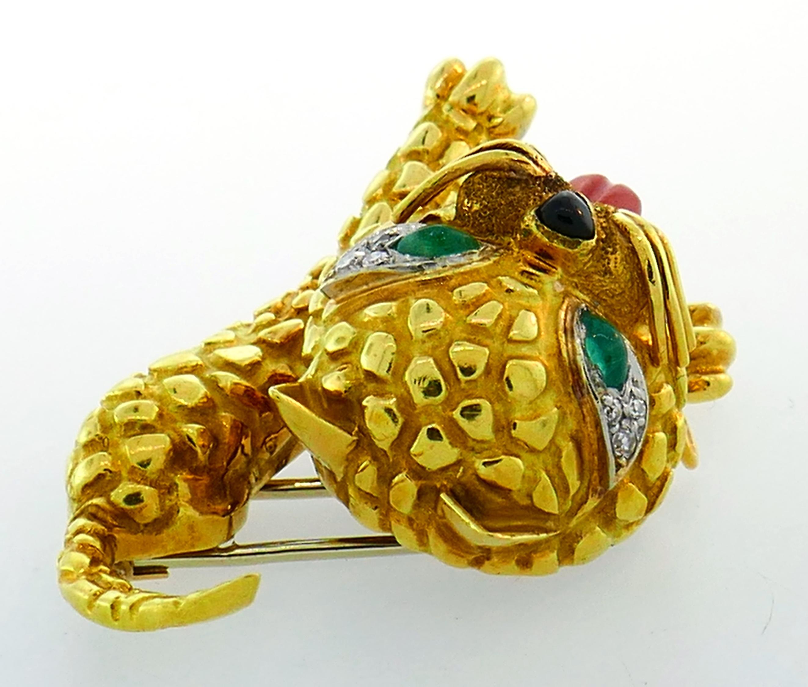 Coral Emerald Diamond Yellow Gold Cat Pin Brooch Clip, French, 1950s In Excellent Condition For Sale In Beverly Hills, CA