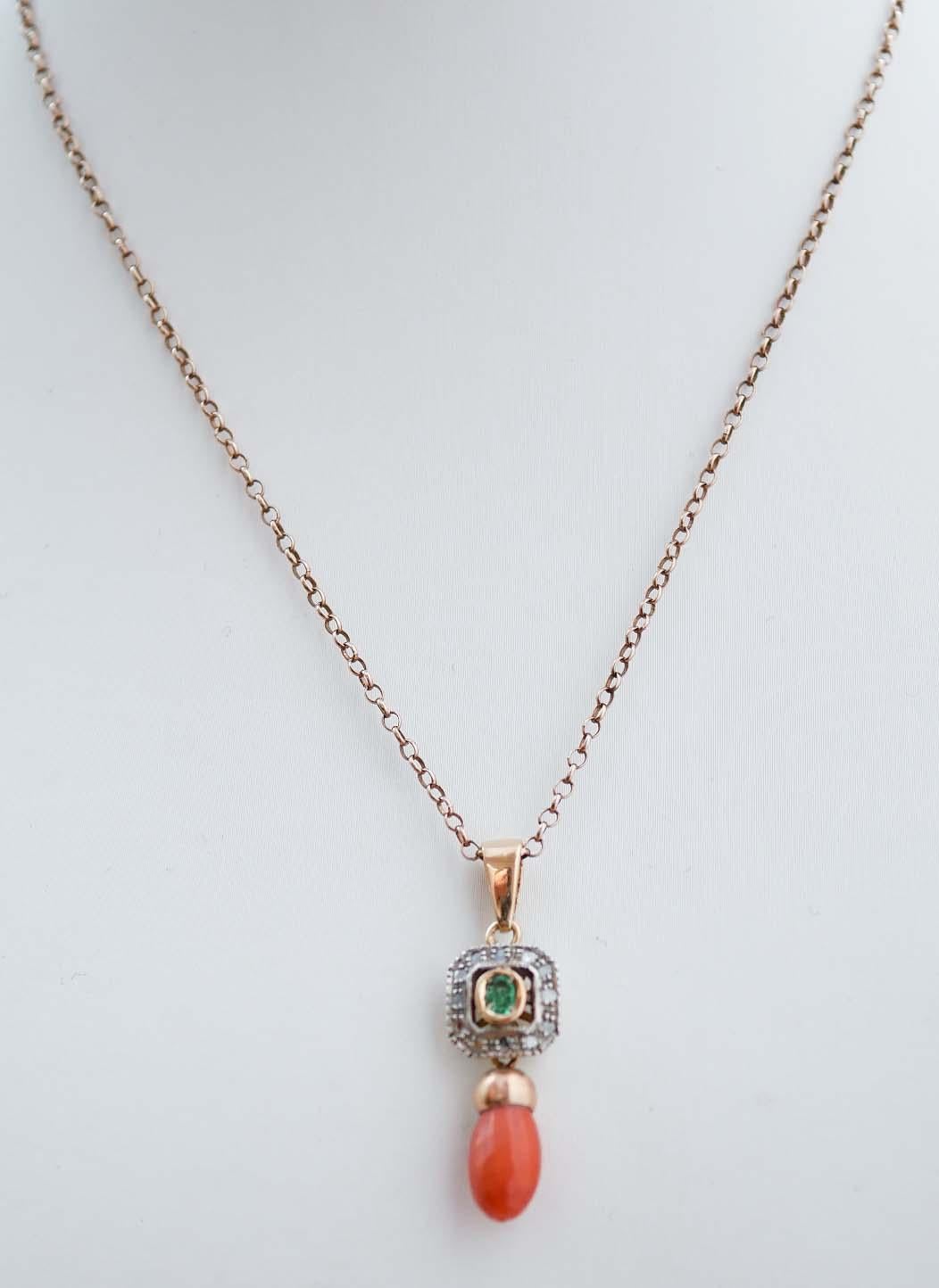 Pendente Retrò in oro rosa 14 kt e struttura in argento montata con uno smeraldo circondato da diamanti e, come pendente, un corallo. Il ciondolo verrà fornito  con una catena in gomma con chiusura in acciaio
Questo ciondolo è stato realizzato