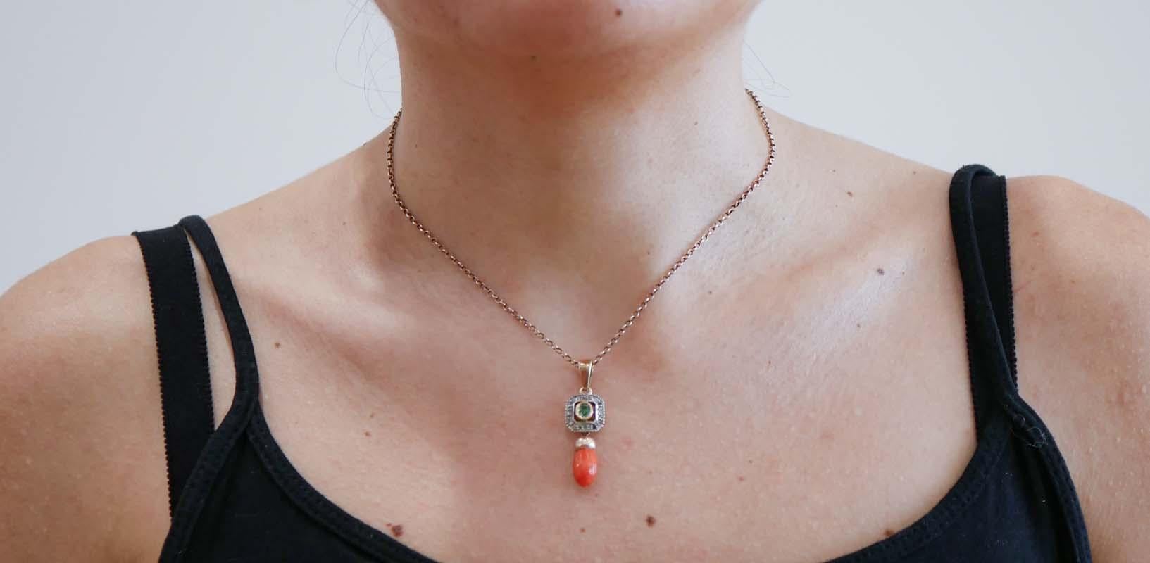 Ciondolo in corallo, smeraldo, diamanti, oro rosa 14 carati e argento. In condizioni buone in vendita a Marcianise, Marcianise (CE)