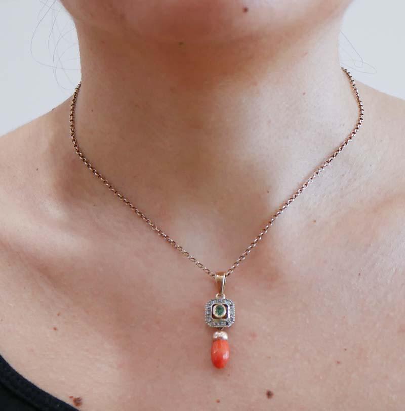 Donna Ciondolo in corallo, smeraldo, diamanti, oro rosa 14 carati e argento. in vendita