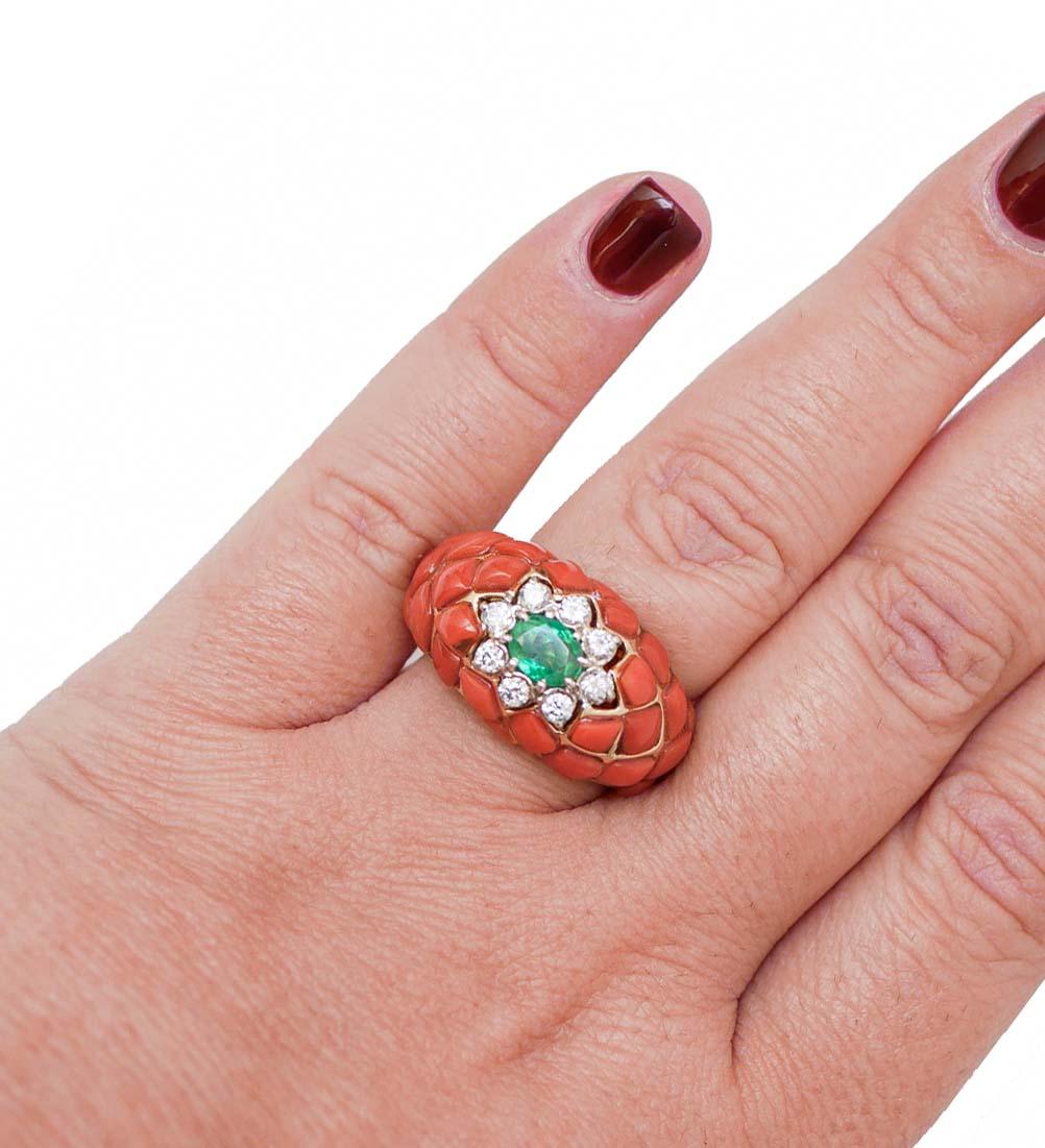 Coral, Emerald, Diamonds, 14 Karat Rose Gold and White Gold Ring. In Good Condition In Marcianise, Marcianise (CE)