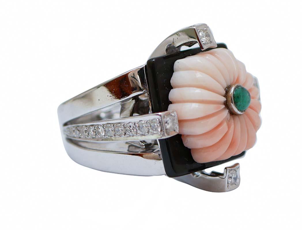 Fantastique bague en structure d'or blanc 14 kt montée d'un corail central sur un plat d'onyx avec une émeraude et, de tous côtés, des diamants.
Cette bague a été entièrement réalisée à la main par des maîtres orfèvres italiens et elle est en