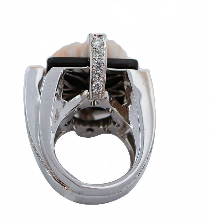 Rétro Bague en corail, émeraude, diamants, onyx, or blanc 14 carats. en vente