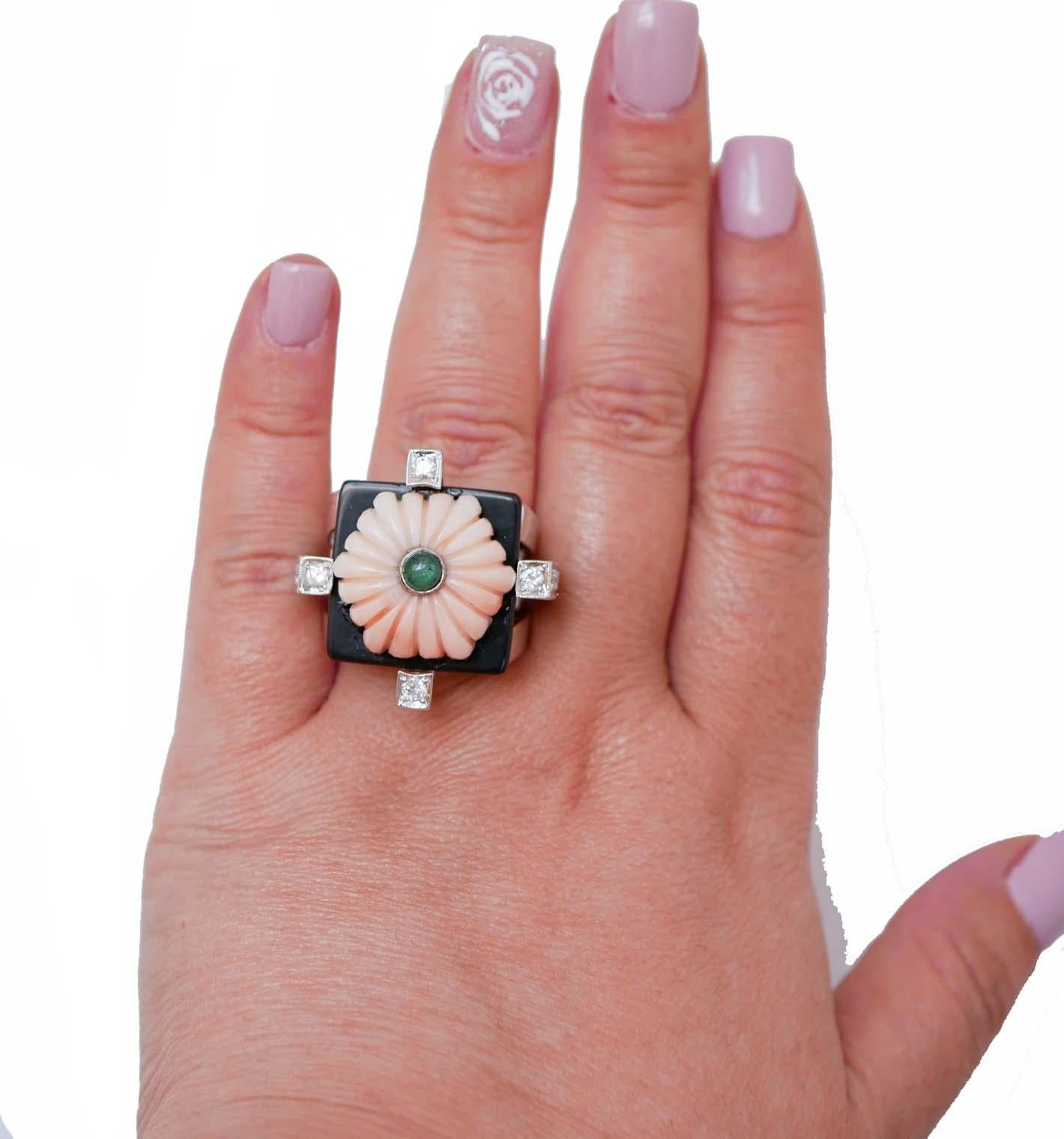 Taille mixte Bague en corail, émeraude, diamants, onyx, or blanc 14 carats. en vente