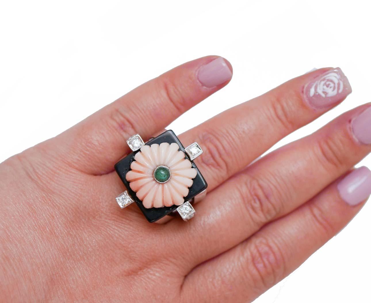 Bague en corail, émeraude, diamants, onyx, or blanc 14 carats. Bon état - En vente à Marcianise, Marcianise (CE)