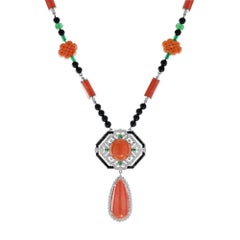 Collier de style Art Déco en or blanc 18 carats, corail, émeraude, onyx et diamants