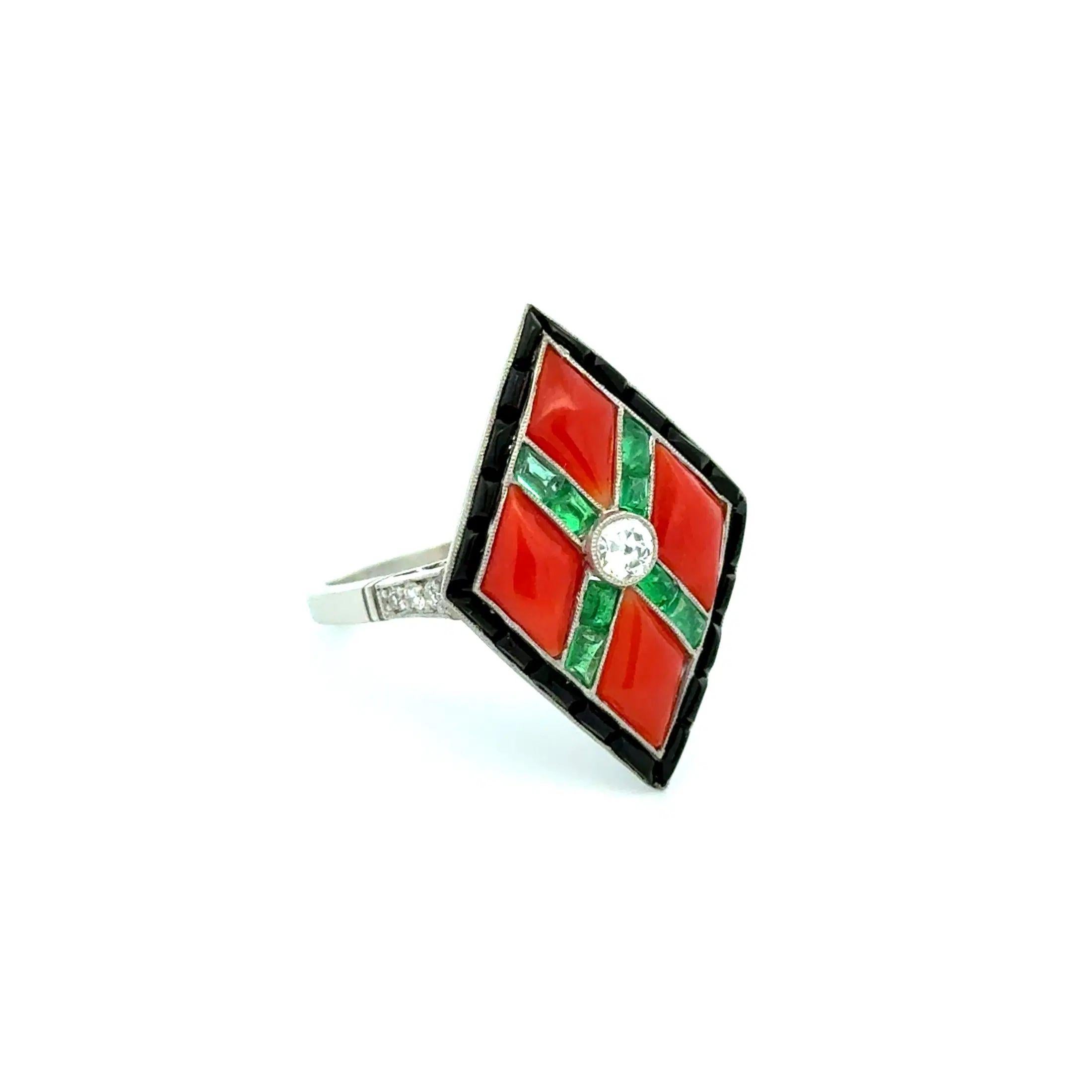 Einfach schön fein detaillierte Art Deco Revival Platin Cocktail Ring. Mit sicher eingebetteten 1,5 tcw Koralle, mit .54 tcw Smaragde eingelegt und zentriert ein Old European Cut Diamond. Umgeben von Onyx mit kleinen Diamanten, die den Schaft