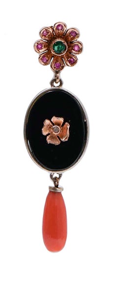 Boucles d'oreilles en corail, émeraude, rubis, diamants, or rose et argent.