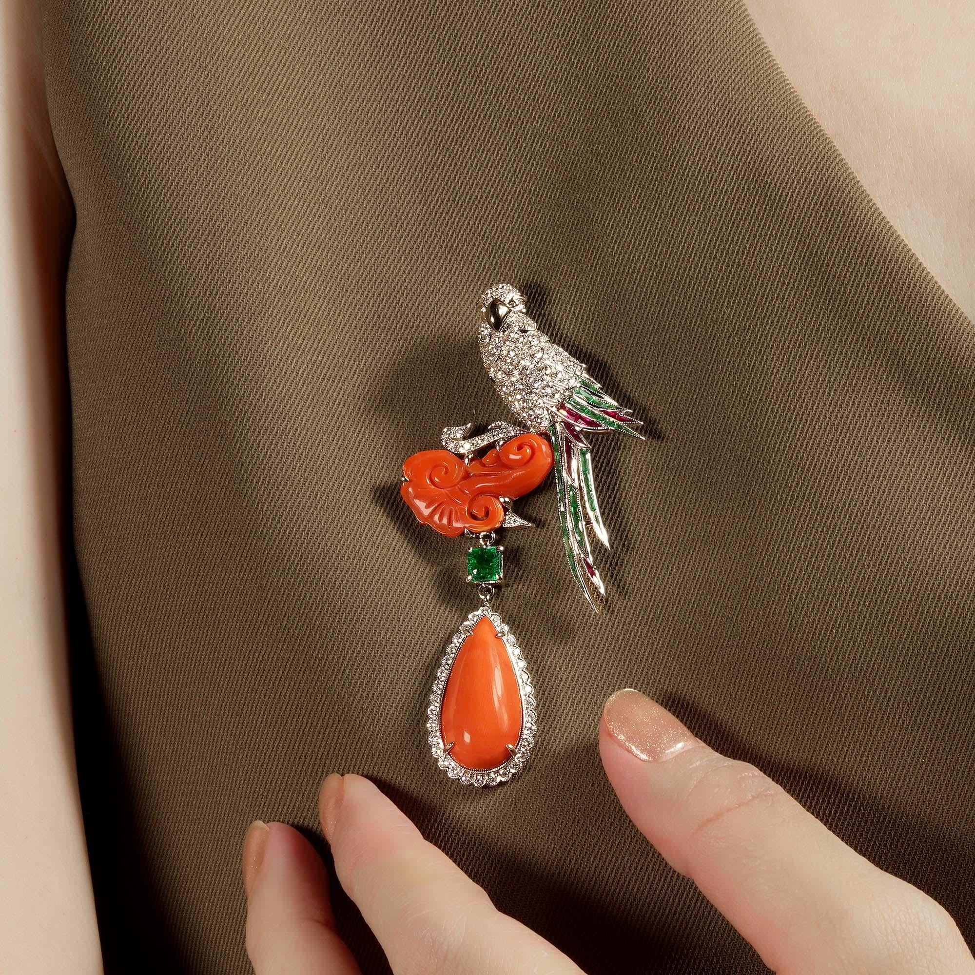 Koralle Smaragd Rubin und Diamant Art Deco Stil Vogel Brosche in 18K Weißgold (Art déco) im Angebot