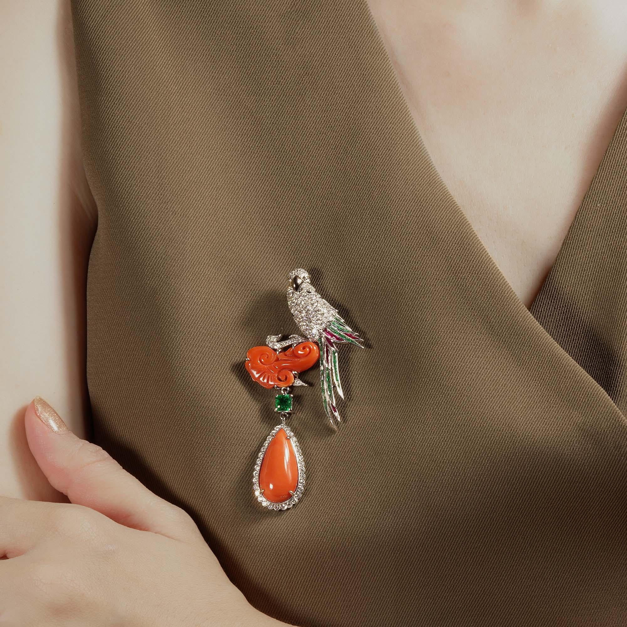 Koralle Smaragd Rubin und Diamant Art Deco Stil Vogel Brosche in 18K Weißgold (Tropfenschliff) im Angebot
