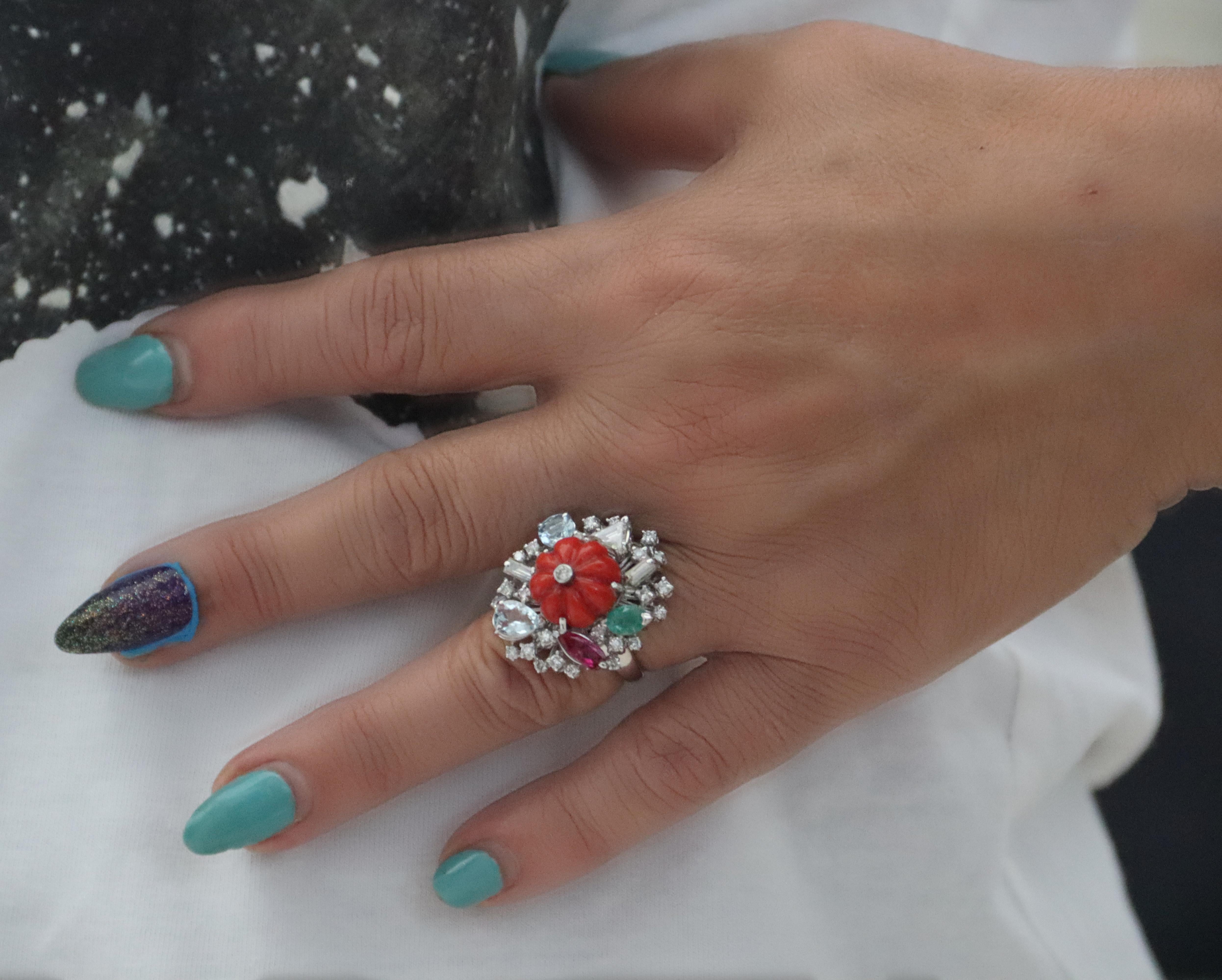 Coral Esmeralda Rubí Aguamarina Oro Blanco 18 Kilates Diamantes Anillo de Cóctel en venta 3