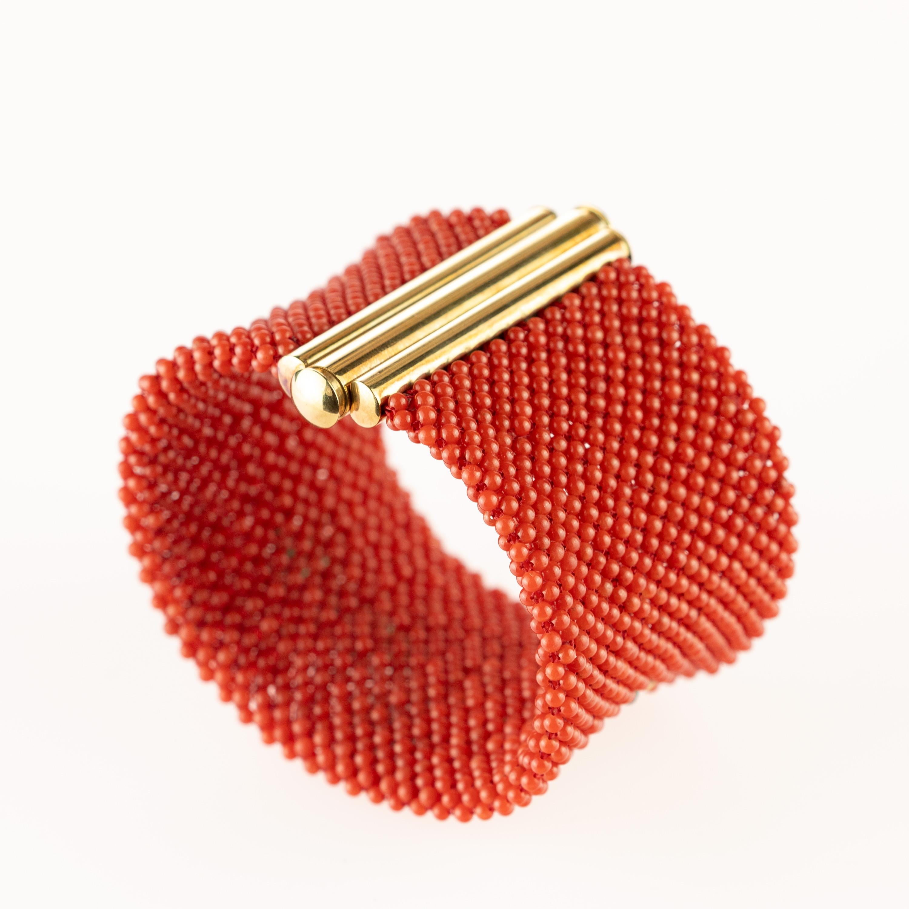 Taglio rotondo Perline di corallo smeraldo zaffiro Bracciale a croce intrecciata in perline d'oro 18 carati in vendita