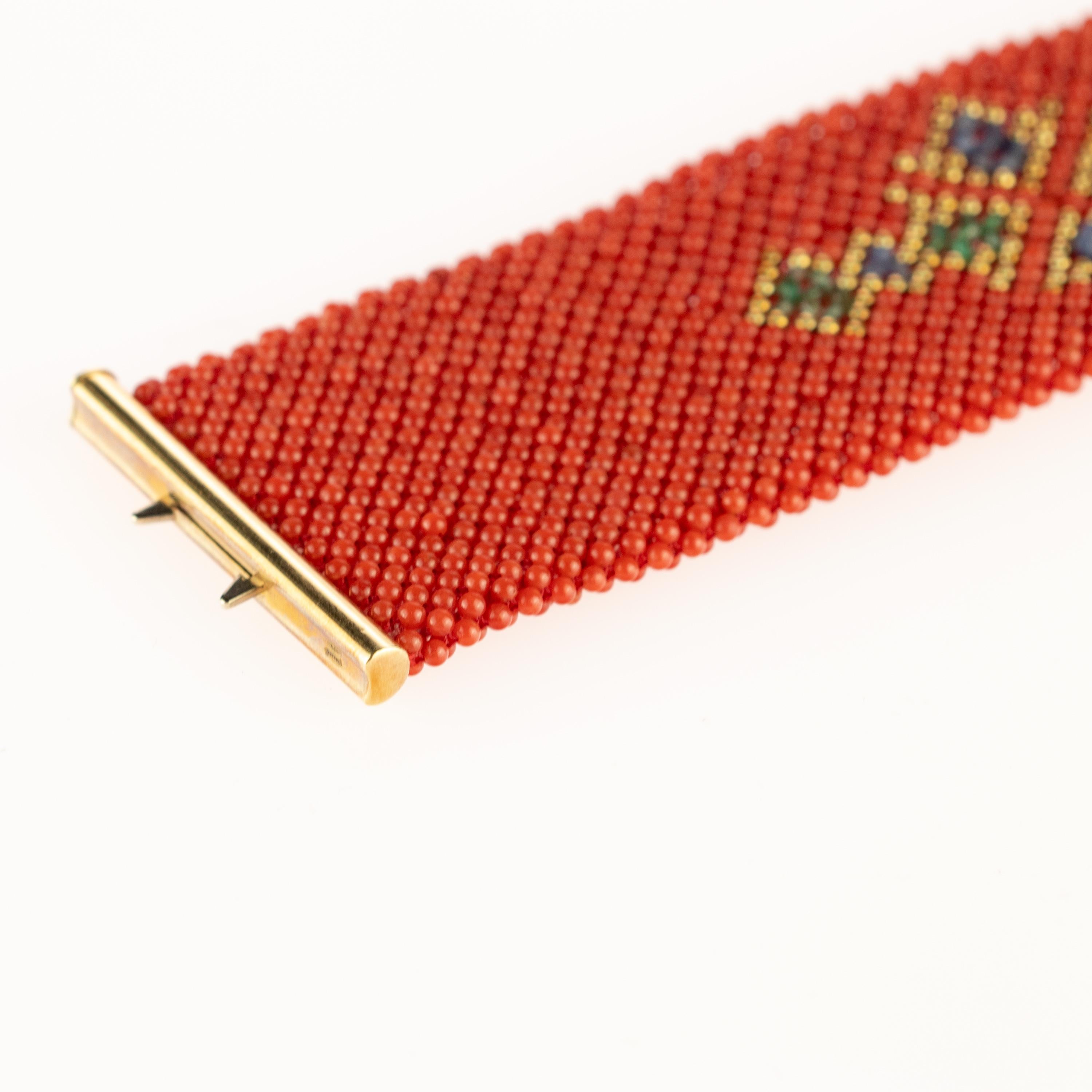 Perline di corallo smeraldo zaffiro Bracciale a croce intrecciata in perline d'oro 18 carati In condizioni Nuovo in vendita a Milano, IT