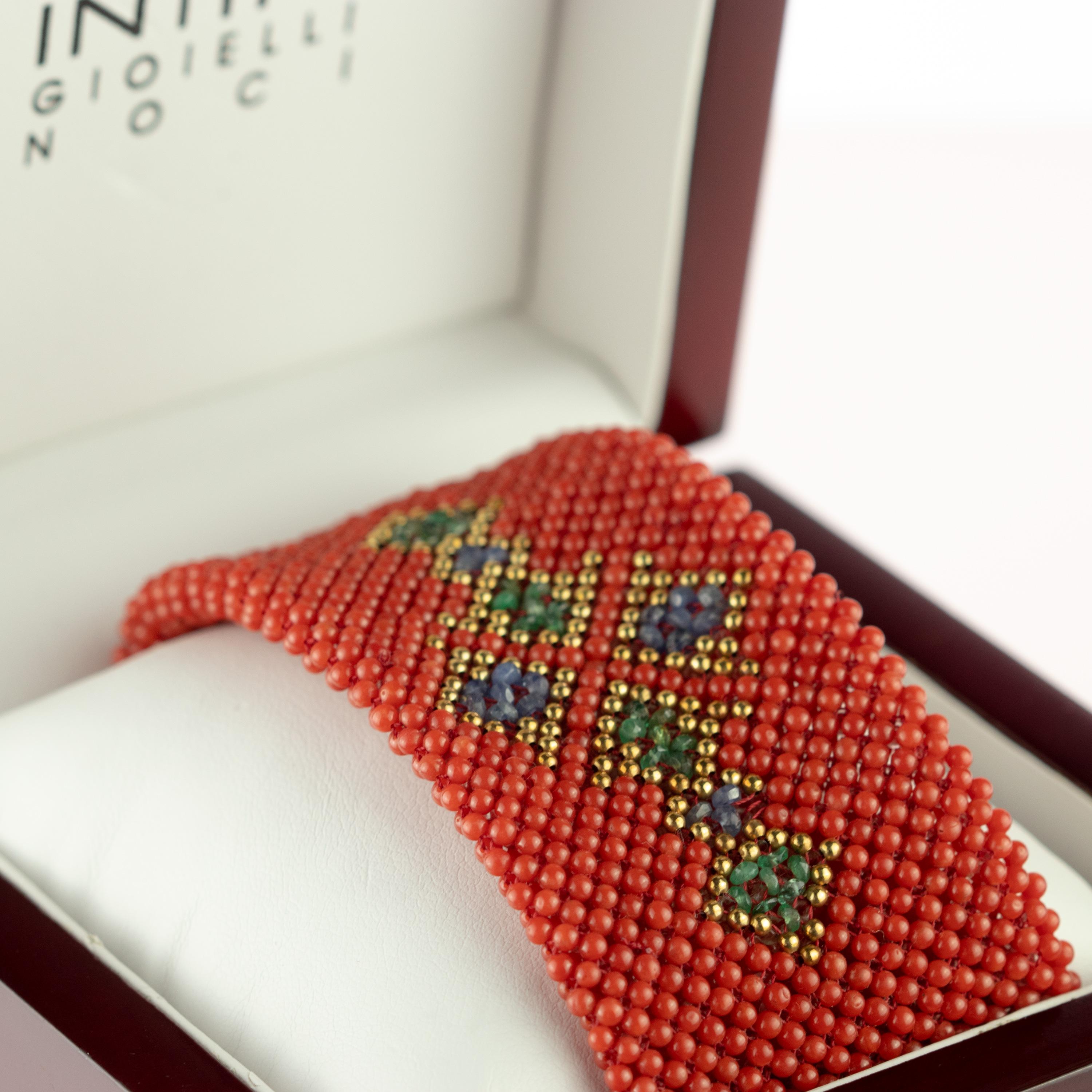 Perline di corallo smeraldo zaffiro Bracciale a croce intrecciata in perline d'oro 18 carati in vendita 1