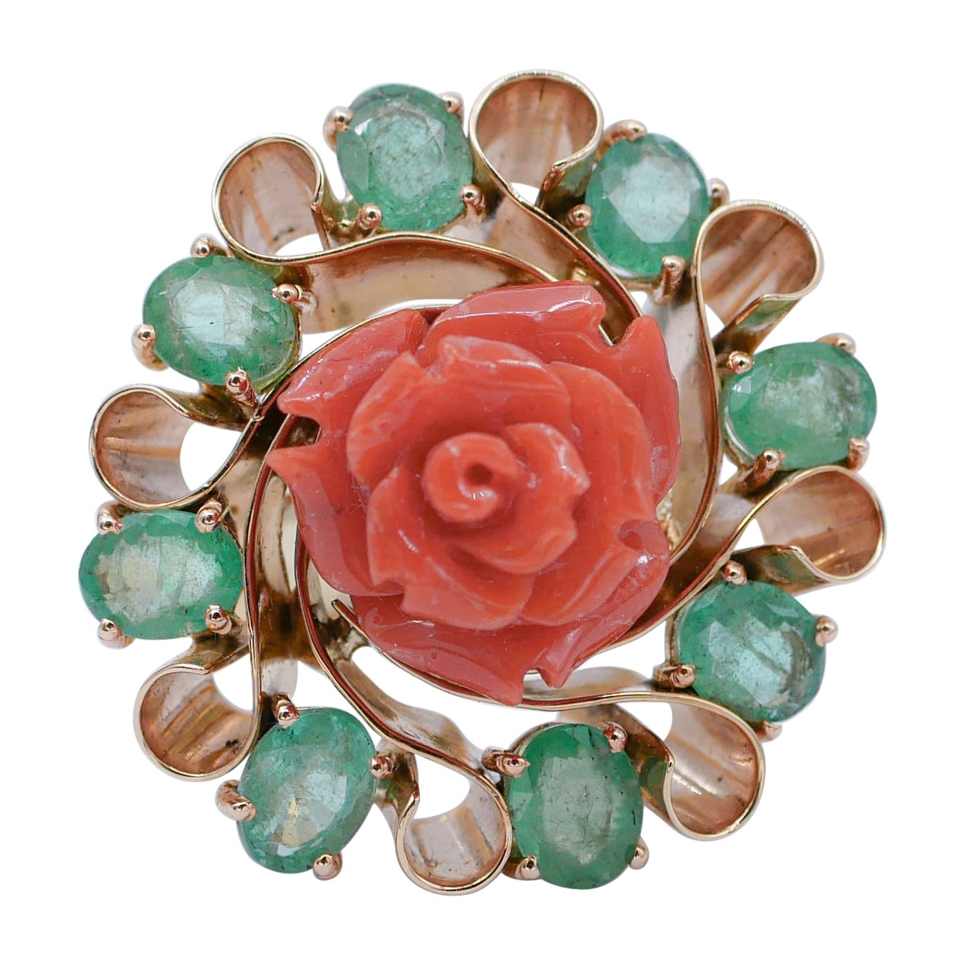 Anello con corallo, smeraldi e oro rosa 14 carati.
