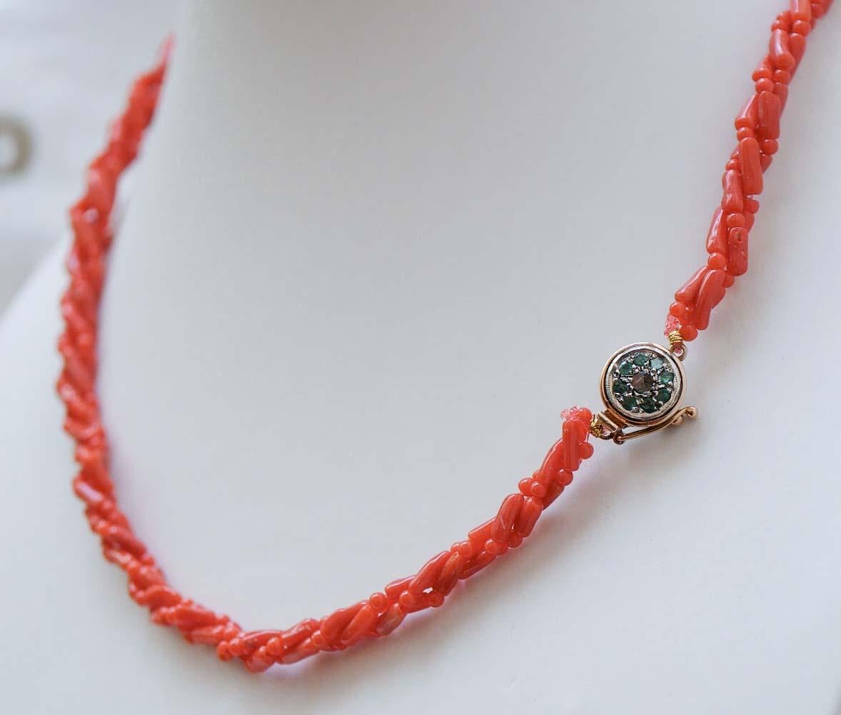 Collana Retrò con corallo e chiusura in oro rosa 14 kt e struttura in argento con diamante centrale circondato da smeraldi.
Questa collana è stata realizzata totalmente a mano da maestri orafi italiani ed è in perfette condizioni.
Diamanti 0,07