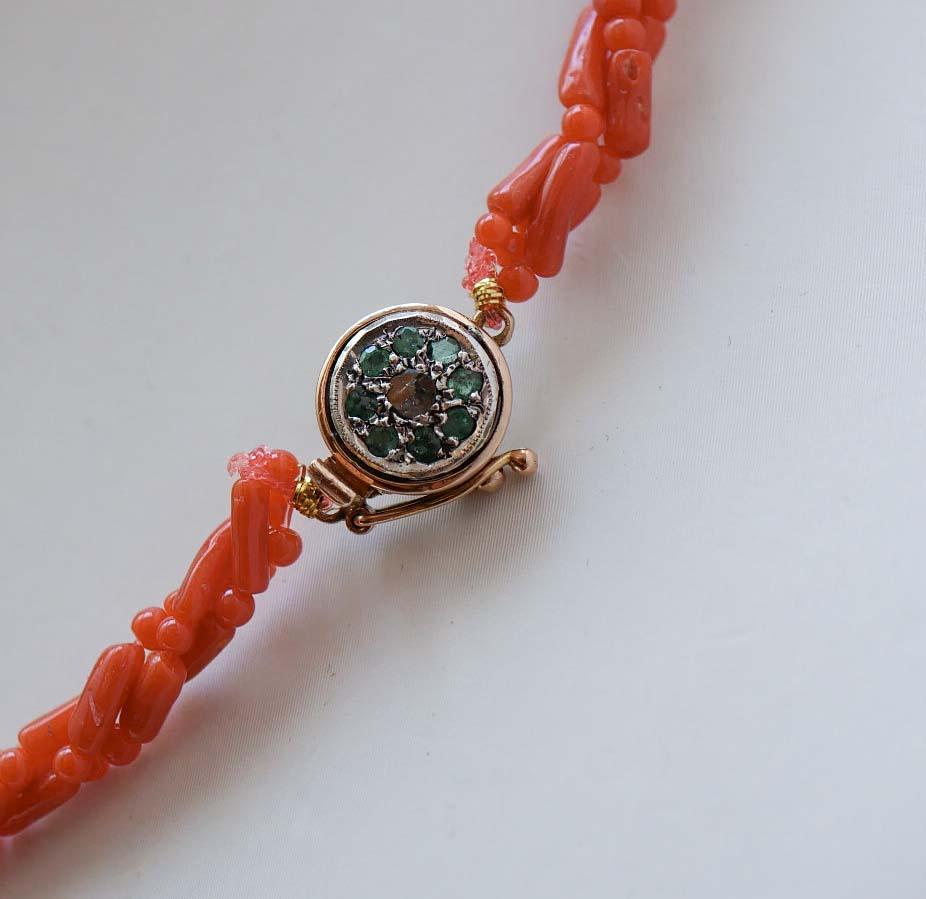 Rétro Collana in corallo, smeraldi, diamanti, oro rosa 14 carati e argento. in vendita