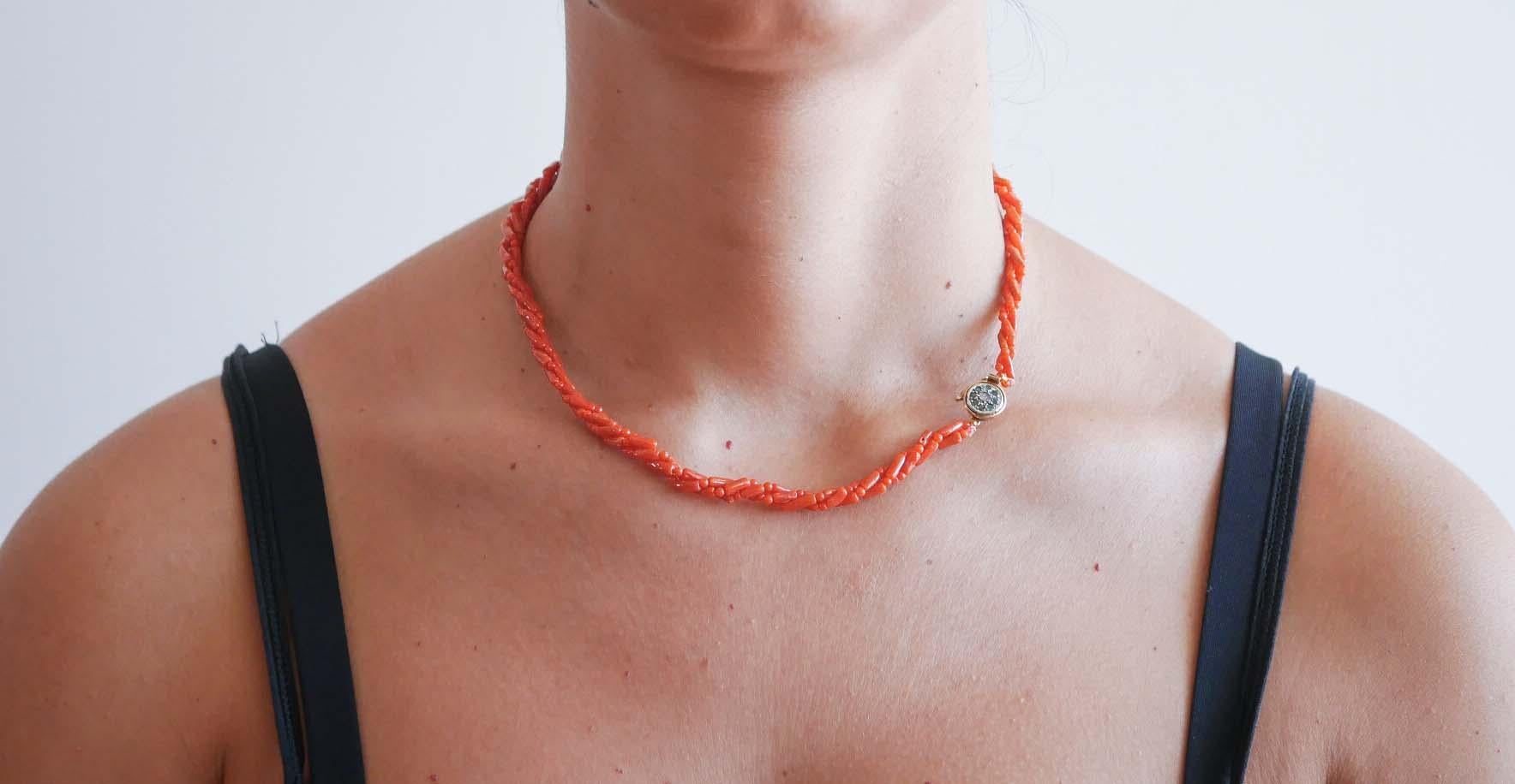Taglio misto Collana in corallo, smeraldi, diamanti, oro rosa 14 carati e argento. in vendita