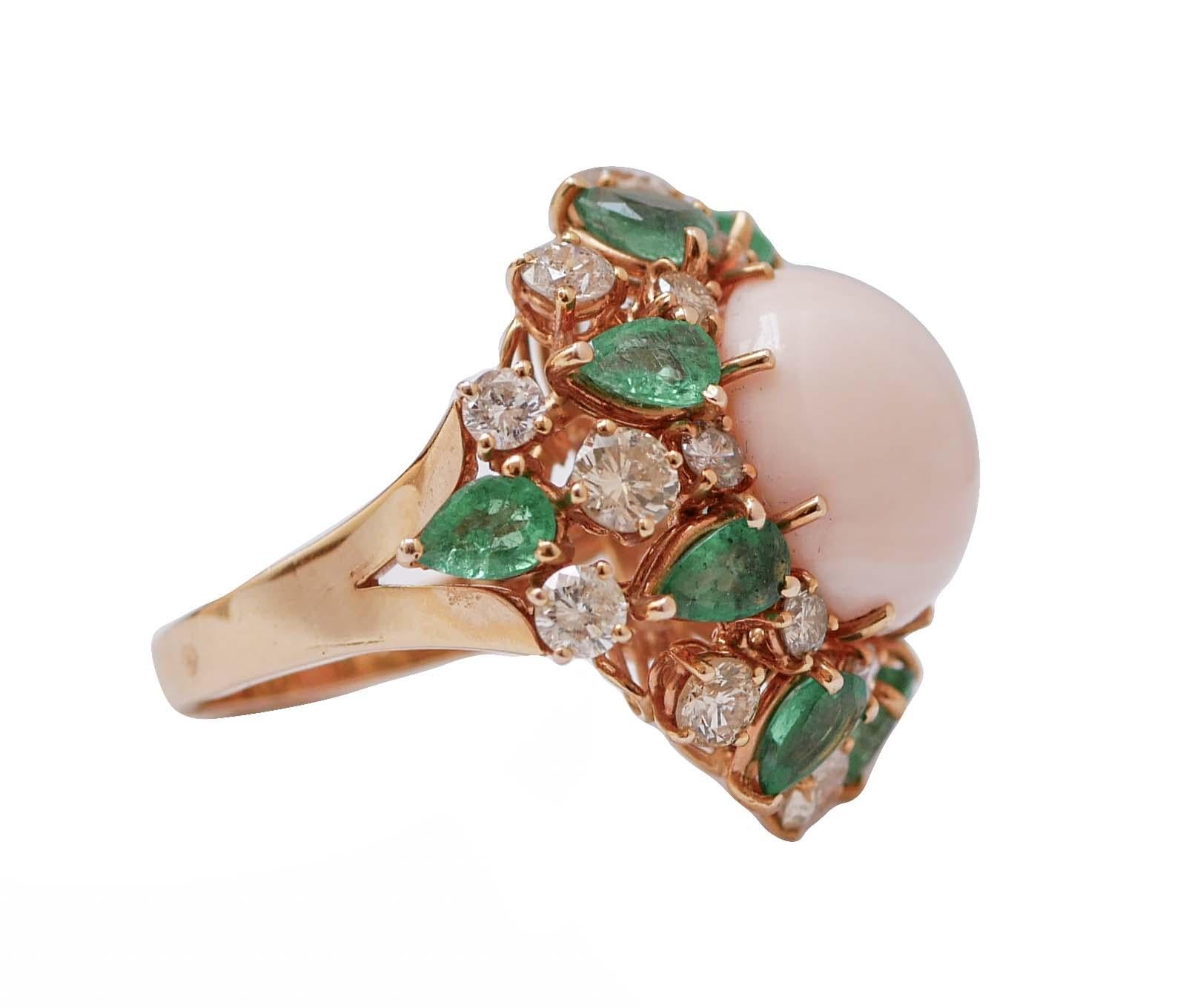 Sorprendente anillo en estructura de oro rosa de 14 kt montado con un coral central rodeado de esmeraldas en gota y diamantes.
Este anillo fue totalmente hecho a mano por maestros orfebres italianos y está en perfectas condiciones.
Diamantes 3,62