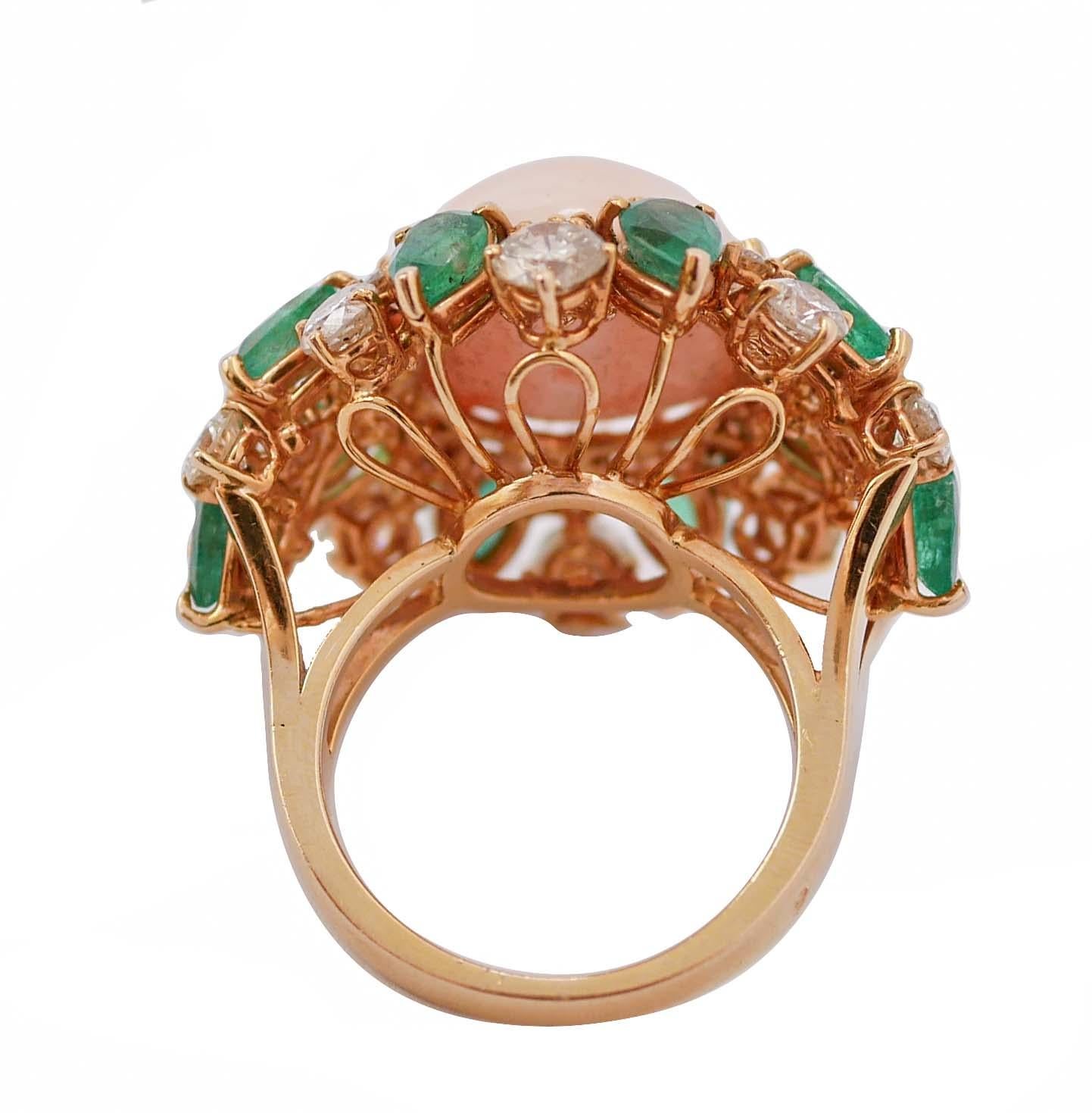 Coral, Esmeraldas, Diamantes, Anillo de Oro Rosa de 14 Kilates. Retro