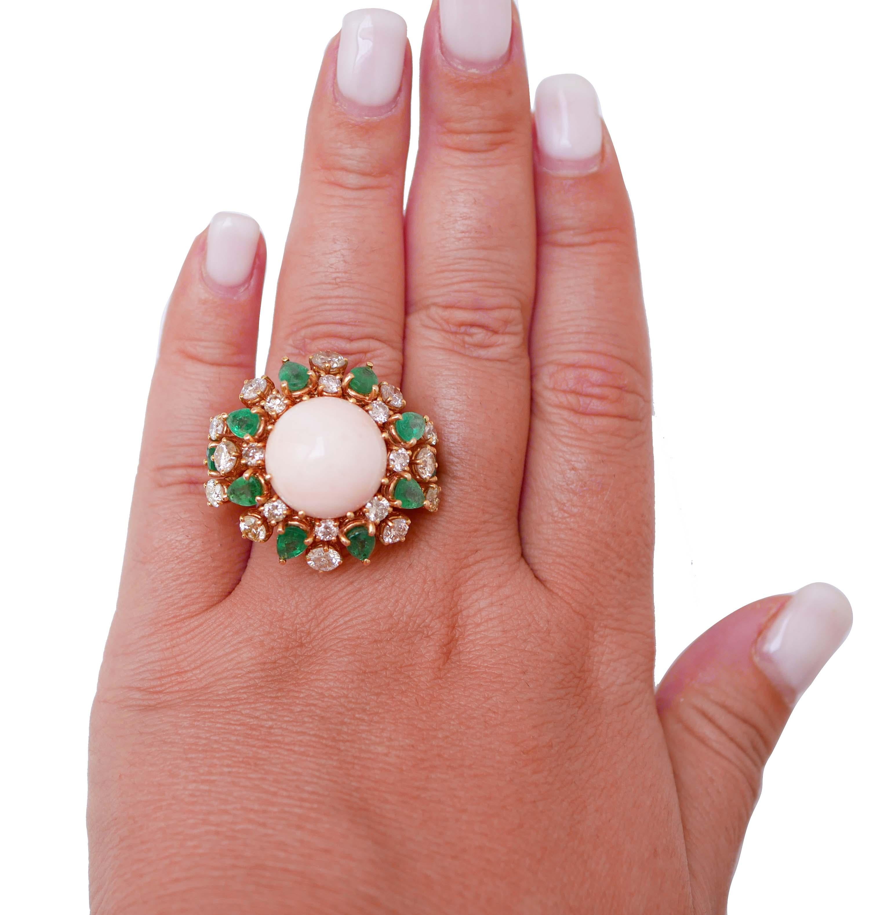Coral, Esmeraldas, Diamantes, Anillo de Oro Rosa de 14 Kilates. Corte mixto
