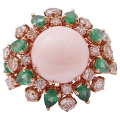 Anello con corallo, smeraldi, diamanti, oro rosa 14 carati.