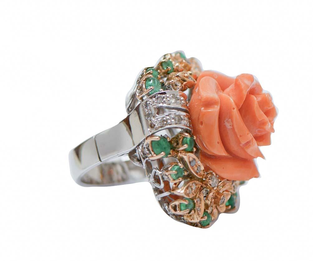 Maxi anello con struttura in oro bianco 14 kt montato con un fiore centrale di corallo circondato da smeraldi e diamanti.
Questo anello è stato realizzato totalmente a mano da maestri orafi italiani ed è in perfette condizioni.
Diamanti 0,97