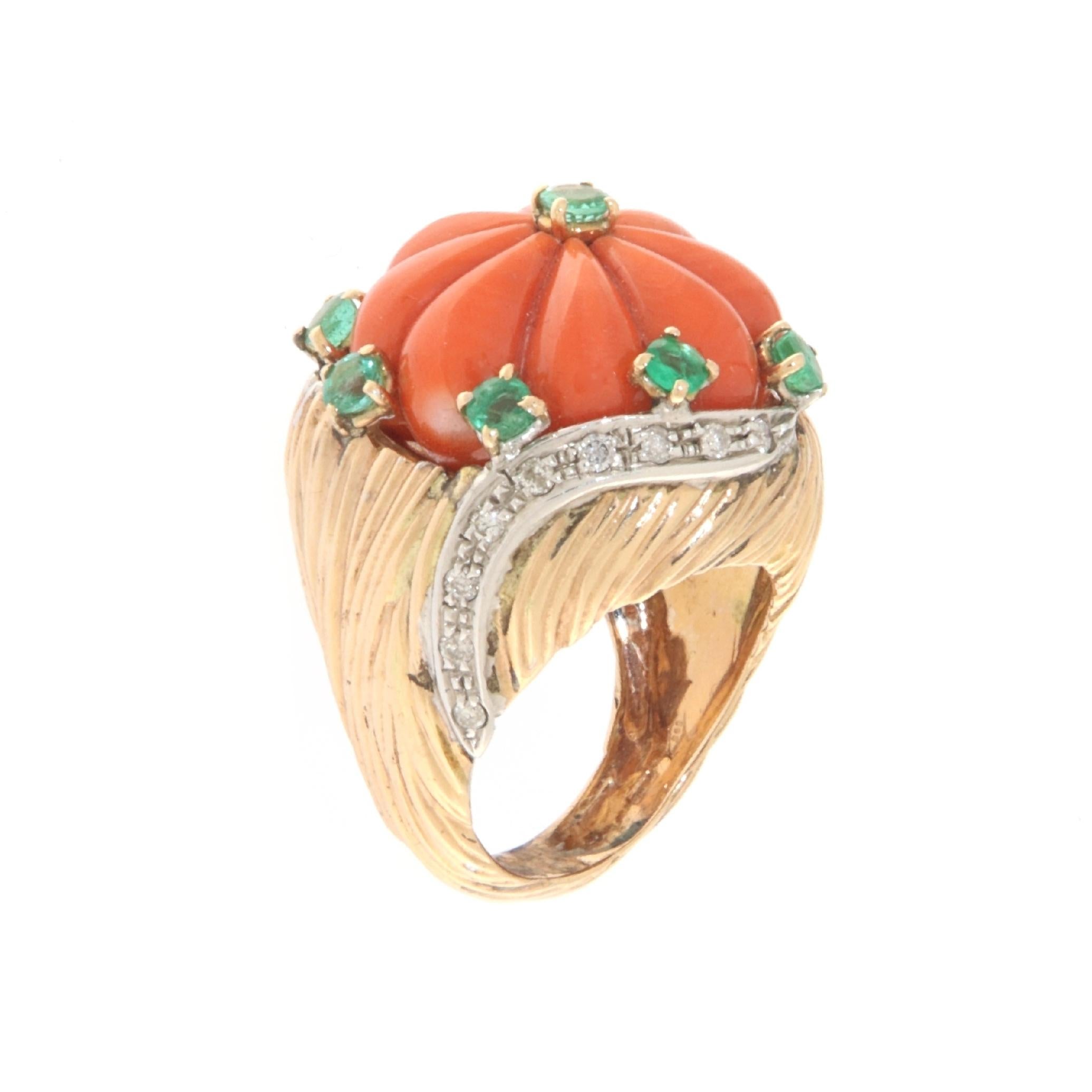 Coral Emeralds Diamonds 14 Karat Yellow Gold Cocktail Ring In New Condition For Sale In Marcianise, IT