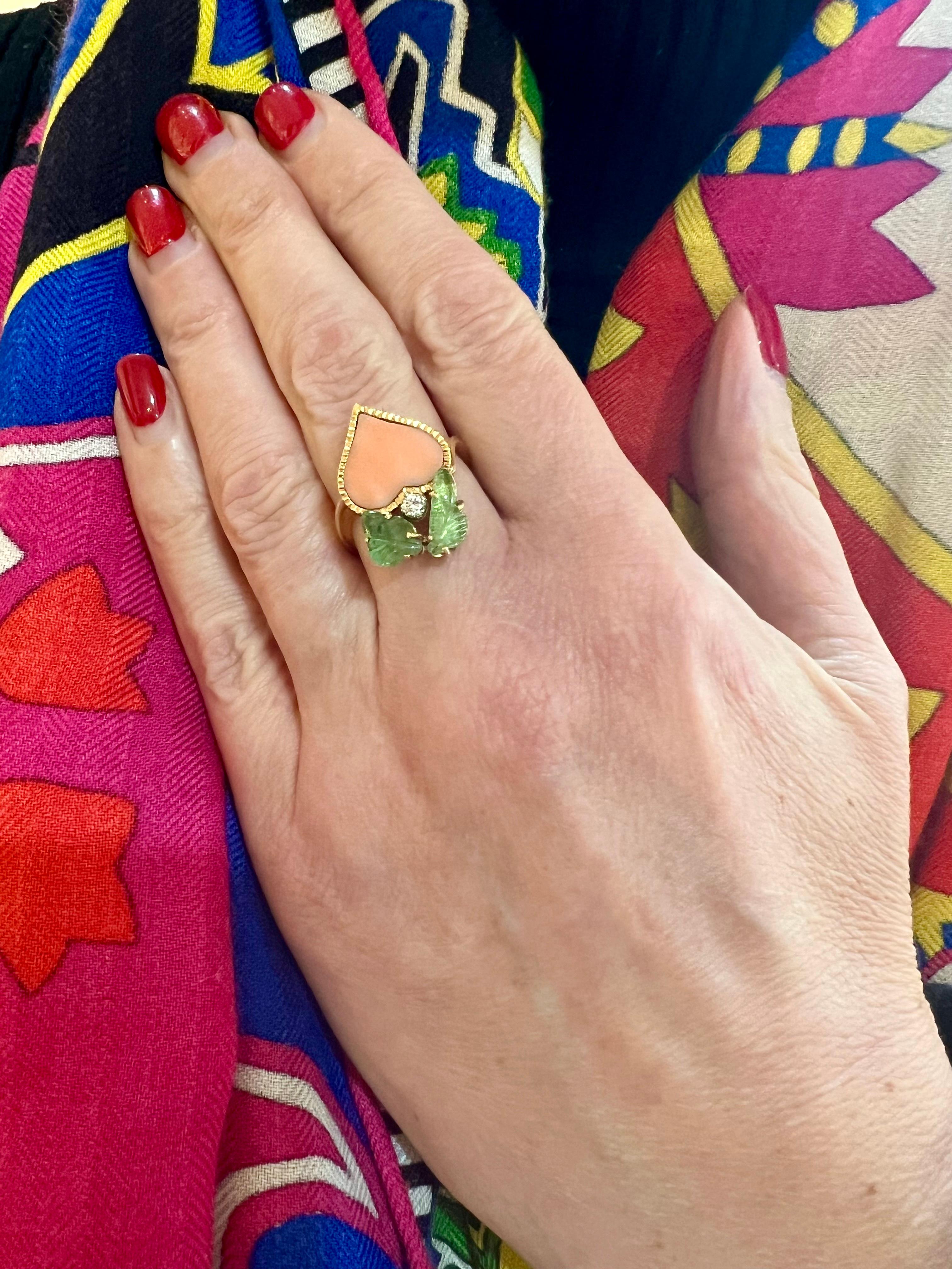 Koralle Smaragde Diamanten 18 Karat Gelbgold Herz Ring im Zustand „Hervorragend“ im Angebot in Paris, FR